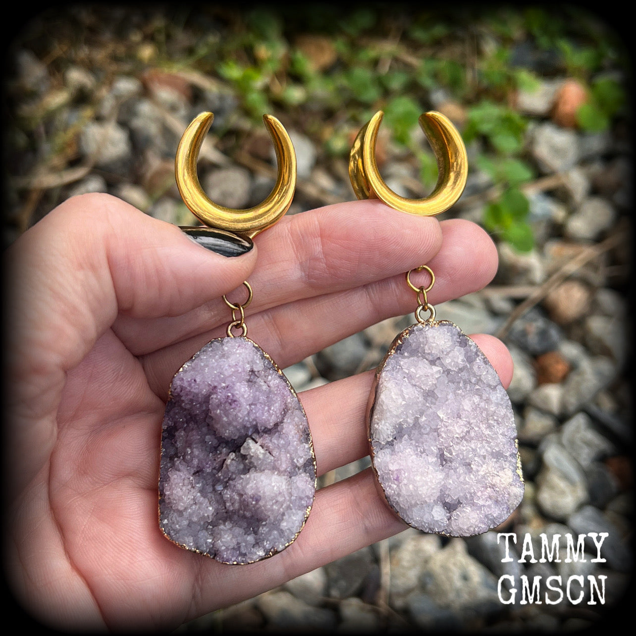 This is a pair of dusty purple druzy earrings featuring real druzy gems in an antique gold setting.
Measuring just 7.5 cms from tip to tip, and weighing approx 25 & 35 grams each.
This pair has been made on 3/4” gauge (19mm) surgical steel cradles.