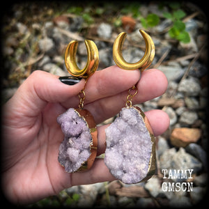 This is a pair of dusty purple druzy earrings featuring real druzy gems in an antique gold setting.
Measuring just 7.5 cms from tip to tip, and weighing approx 25 & 35 grams each.
This pair has been made on 3/4” gauge (19mm) surgical steel cradles.