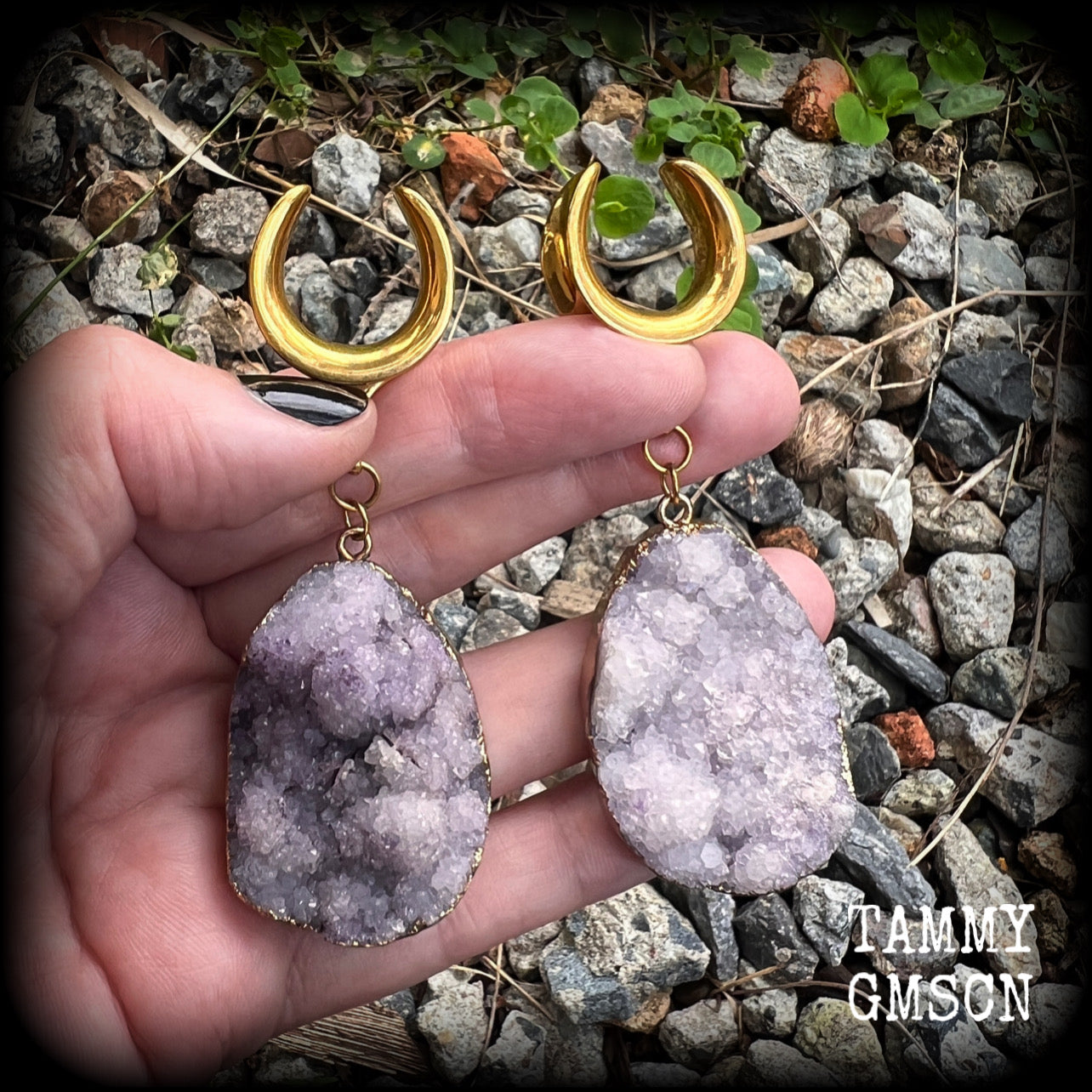 This is a pair of dusty purple druzy earrings featuring real druzy gems in an antique gold setting.
Measuring just 7.5 cms from tip to tip, and weighing approx 25 & 35 grams each.
This pair has been made on 3/4” gauge (19mm) surgical steel cradles.