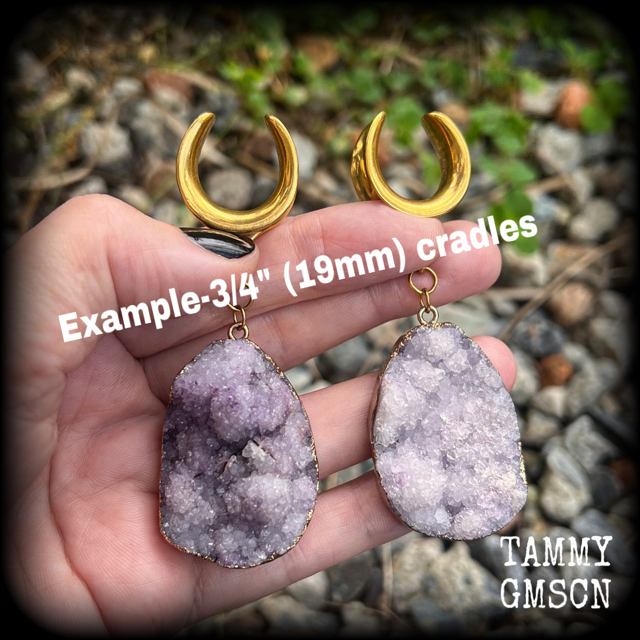 This is a pair of dusty purple druzy earrings featuring real druzy gems in an antique gold setting.
Measuring just 7.5 cms from tip to tip, and weighing approx 25 & 35 grams each.
This pair has been made on 3/4” gauge (19mm) surgical steel cradles.