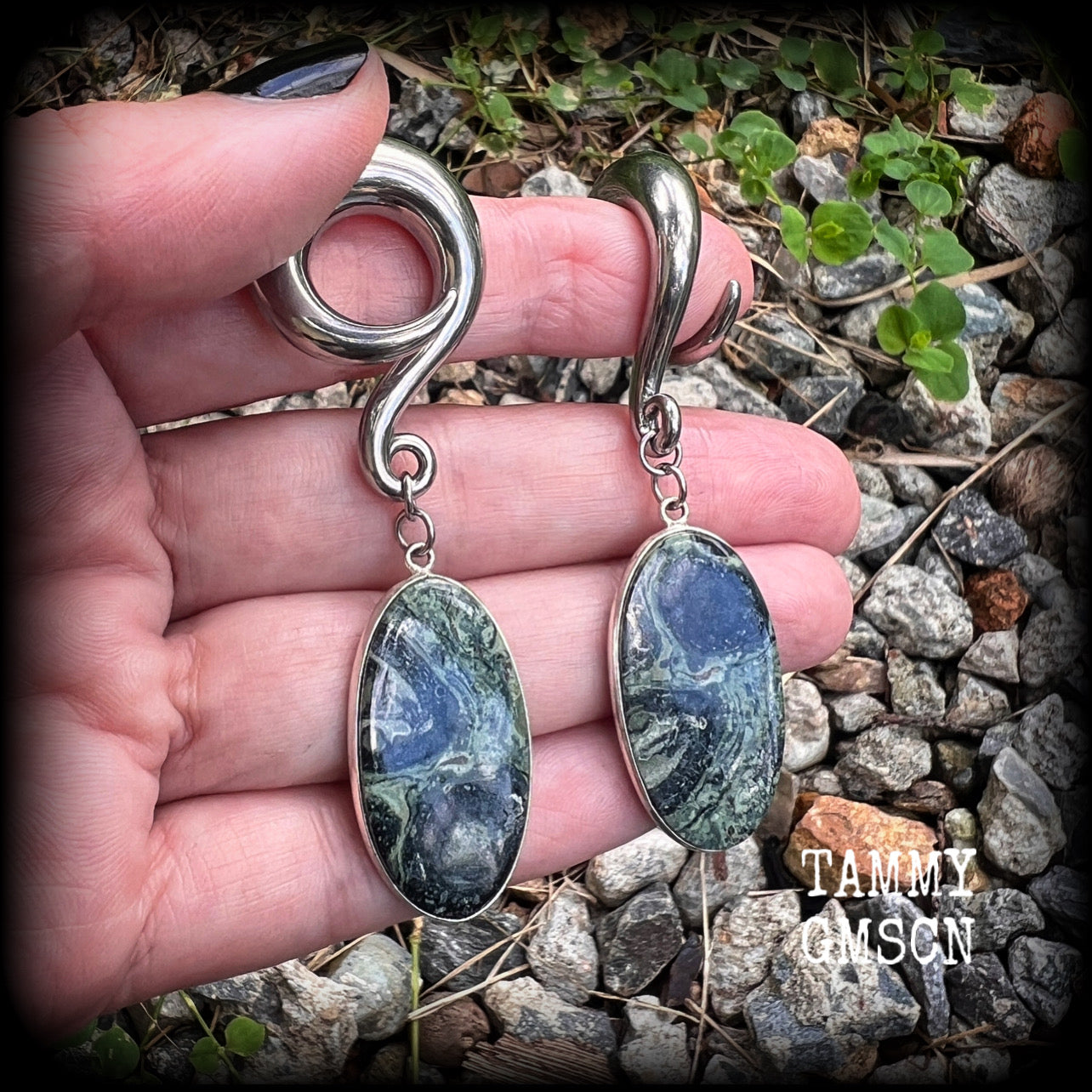 This is a pair of gorgeous forest green Kambaba Jasper gauged earrings, weighing in at approx 18 grams each, and measuring just over 7 cms from tip to tip.
This pair has been made with 0 gauge surgical steel full curl hooks, for stretched ears.