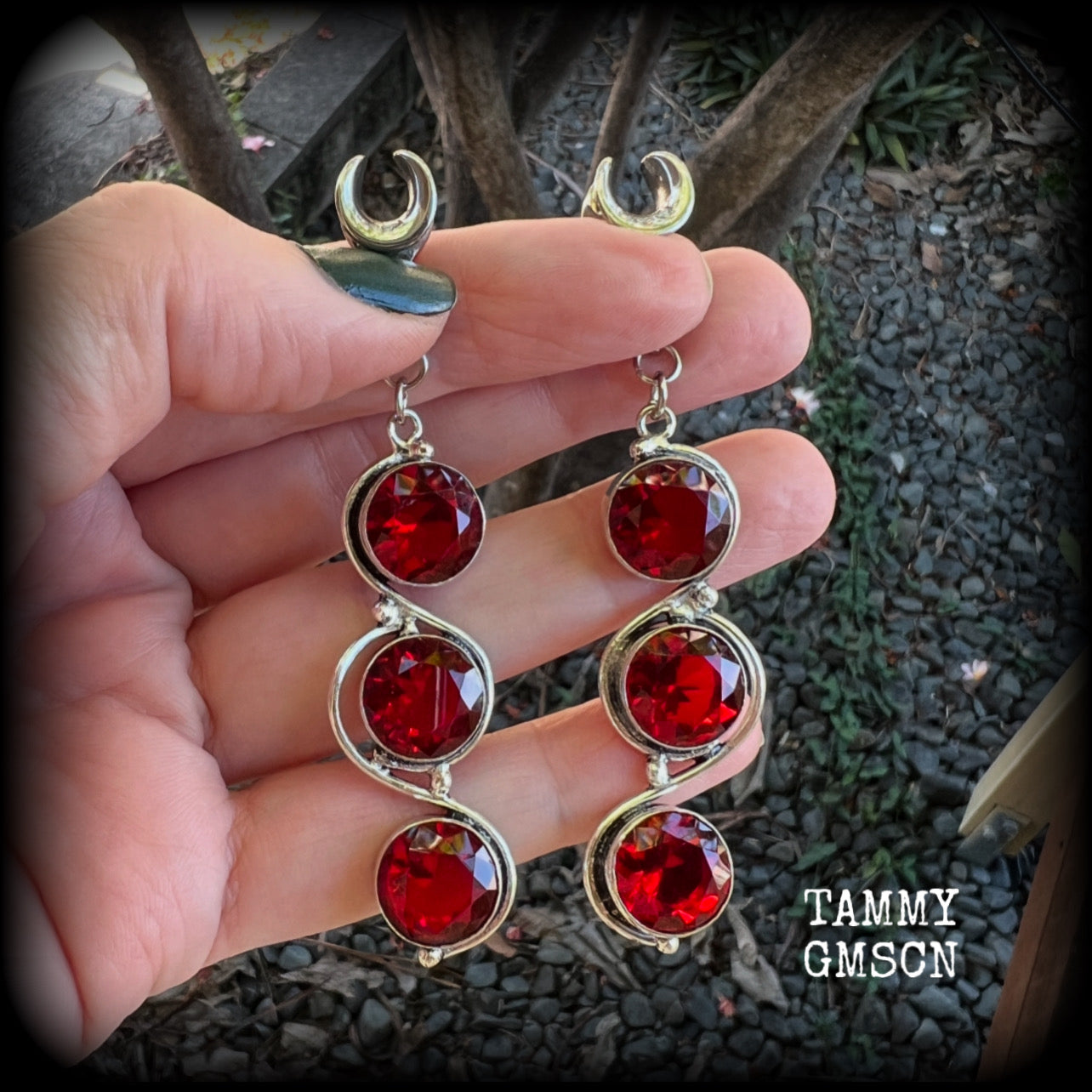 ♥️ Garnet is the birthstone for January, ans is often associated with good health, happiness, confidence, and mental clarity. 

These beautiful gauged earrings feature gorgeous deep red faceted garnet gemstones in an ornate antique silver setting, measuring 8cms from tip to tip, and weighing approx 10 grams each, nice and light weight.

These earrings have been made on 0 gauge (8mm) surgical steel cradles, to be worn in stretched lobes.
