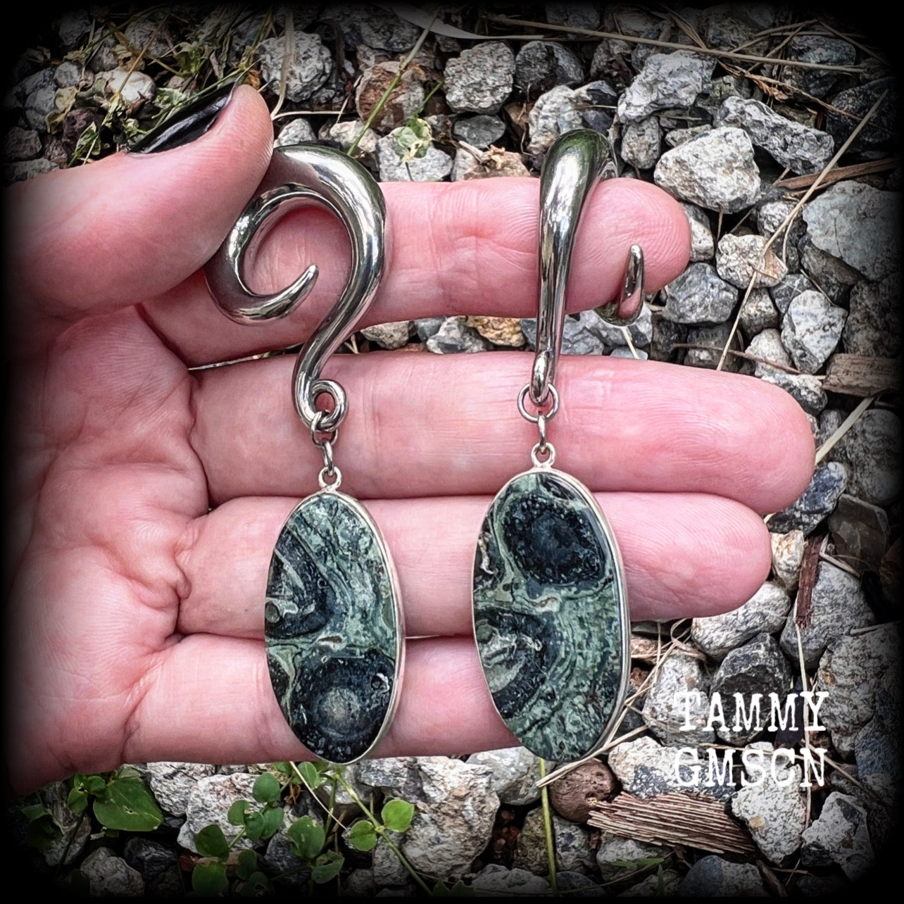 This is a pair of gorgeous forest green Kambaba Jasper gauged earrings, weighing in at approx 18 grams each, and measuring just over 7 cms from tip to tip.
This pair has been made with 0 gauge surgical steel full curl hooks, for stretched ears.