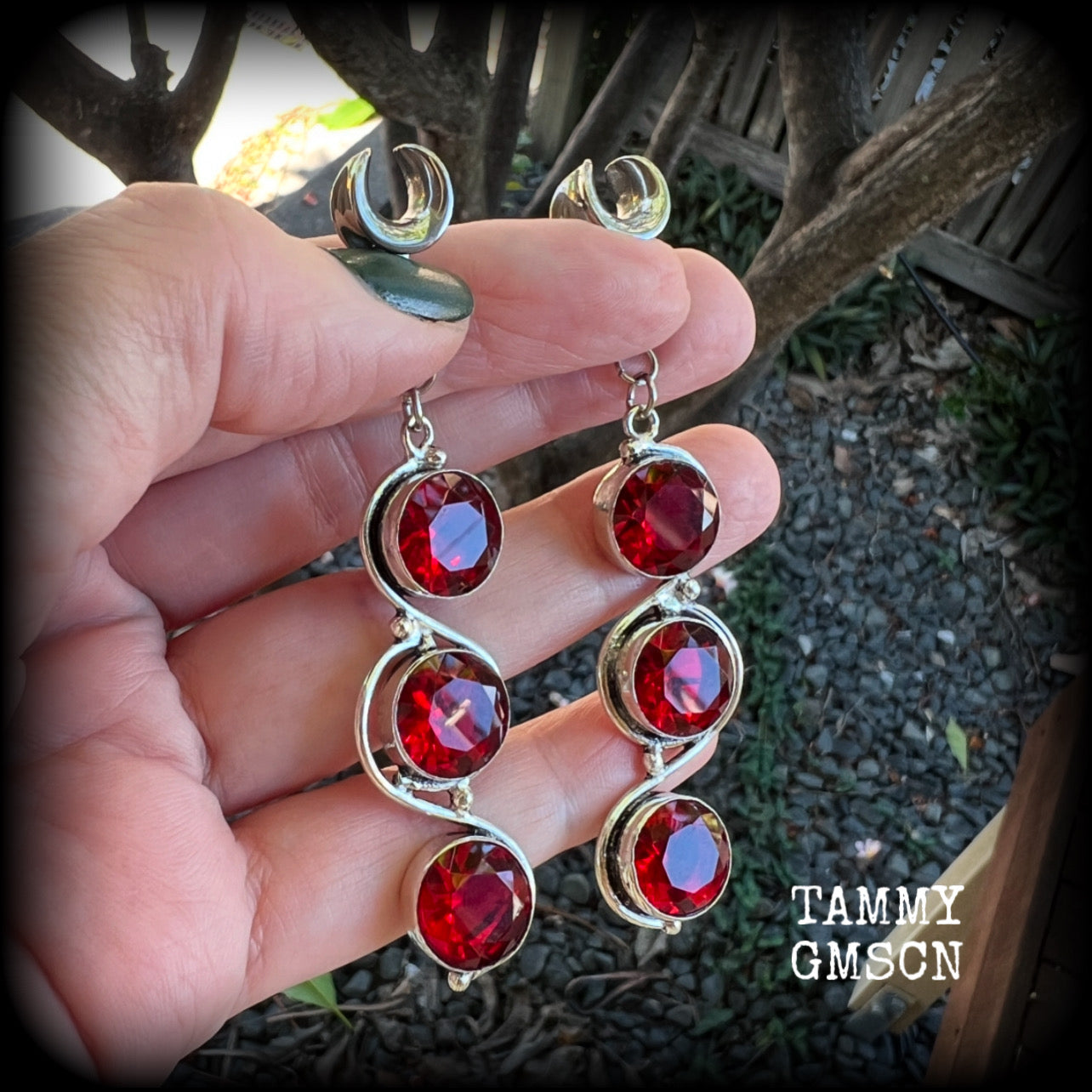 ♥️ Garnet is the birthstone for January, ans is often associated with good health, happiness, confidence, and mental clarity. 

These beautiful gauged earrings feature gorgeous deep red faceted garnet gemstones in an ornate antique silver setting, measuring 8cms from tip to tip, and weighing approx 10 grams each, nice and light weight.

These earrings have been made on 0 gauge (8mm) surgical steel cradles, to be worn in stretched lobes.
