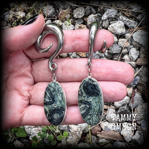 This is a pair of gorgeous forest green Kambaba Jasper gauged earrings, weighing in at approx 18 grams each, and measuring just over 7 cms from tip to tip.
This pair has been made with 0 gauge surgical steel full curl hooks, for stretched ears.