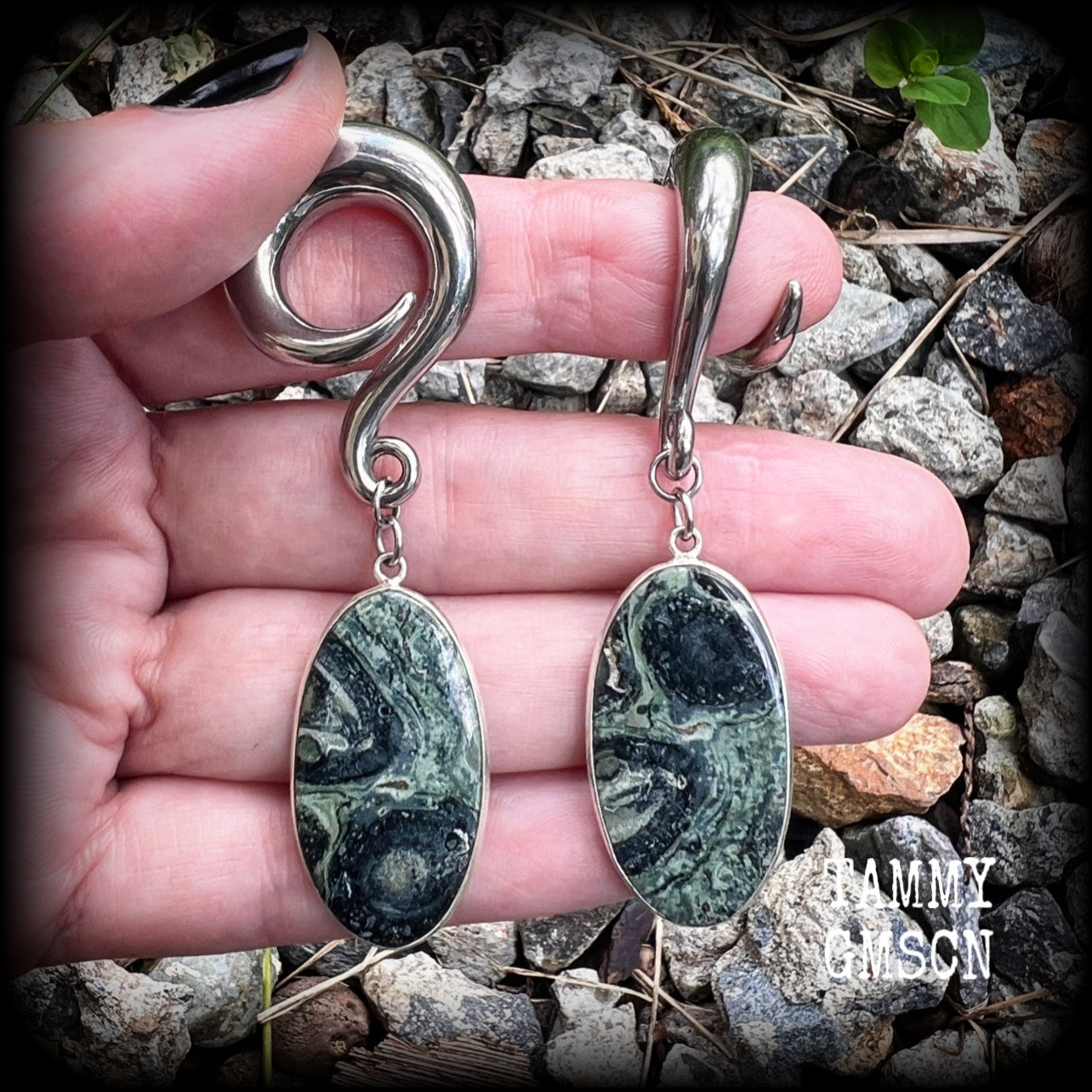 This is a pair of gorgeous forest green Kambaba Jasper gauged earrings, weighing in at approx 18 grams each, and measuring just over 7 cms from tip to tip.
This pair has been made with 0 gauge surgical steel full curl hooks, for stretched ears.