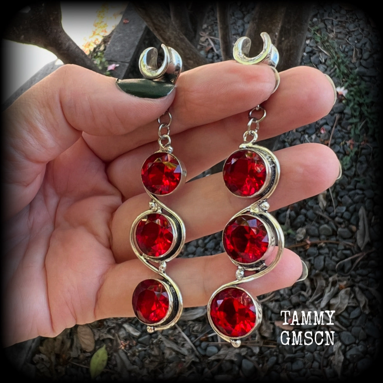♥️ Garnet is the birthstone for January, ans is often associated with good health, happiness, confidence, and mental clarity. 

These beautiful gauged earrings feature gorgeous deep red faceted garnet gemstones in an ornate antique silver setting, measuring 8cms from tip to tip, and weighing approx 10 grams each, nice and light weight.

These earrings have been made on 0 gauge (8mm) surgical steel cradles, to be worn in stretched lobes.
