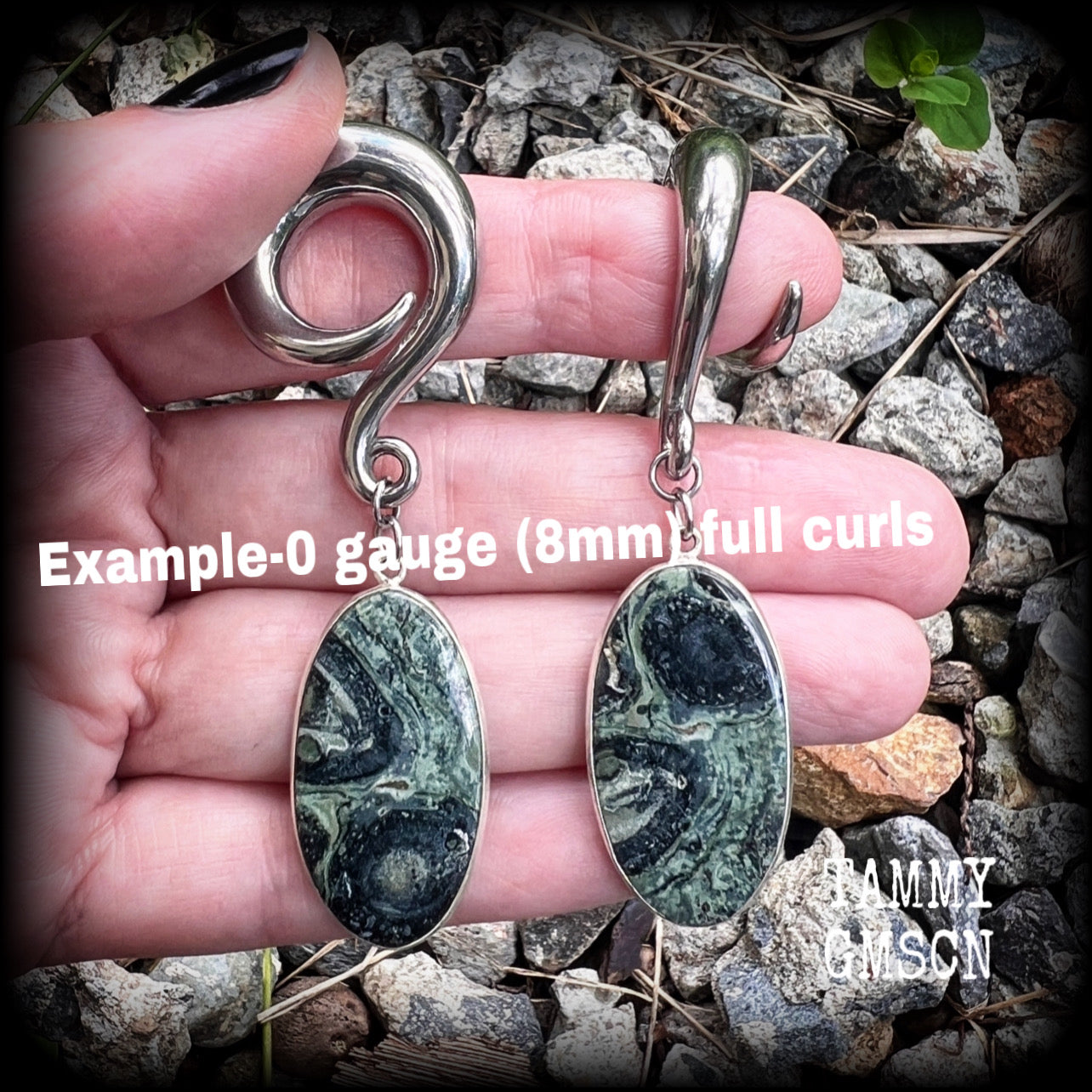 This is a pair of gorgeous forest green Kambaba Jasper gauged earrings, weighing in at approx 18 grams each, and measuring just over 7 cms from tip to tip.
This pair has been made with 0 gauge surgical steel full curl hooks, for stretched ears.