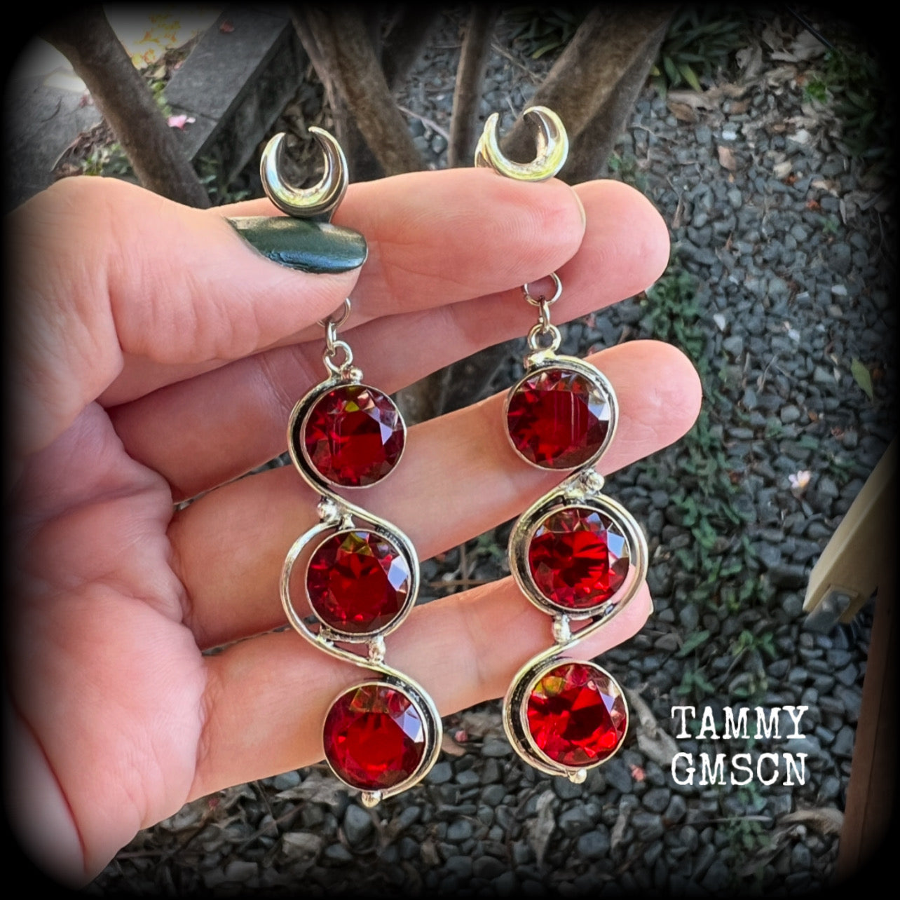 ♥️ Garnet is the birthstone for January, ans is often associated with good health, happiness, confidence, and mental clarity. 

These beautiful gauged earrings feature gorgeous deep red faceted garnet gemstones in an ornate antique silver setting, measuring 8cms from tip to tip, and weighing approx 10 grams each, nice and light weight.

These earrings have been made on 0 gauge (8mm) surgical steel cradles, to be worn in stretched lobes.
