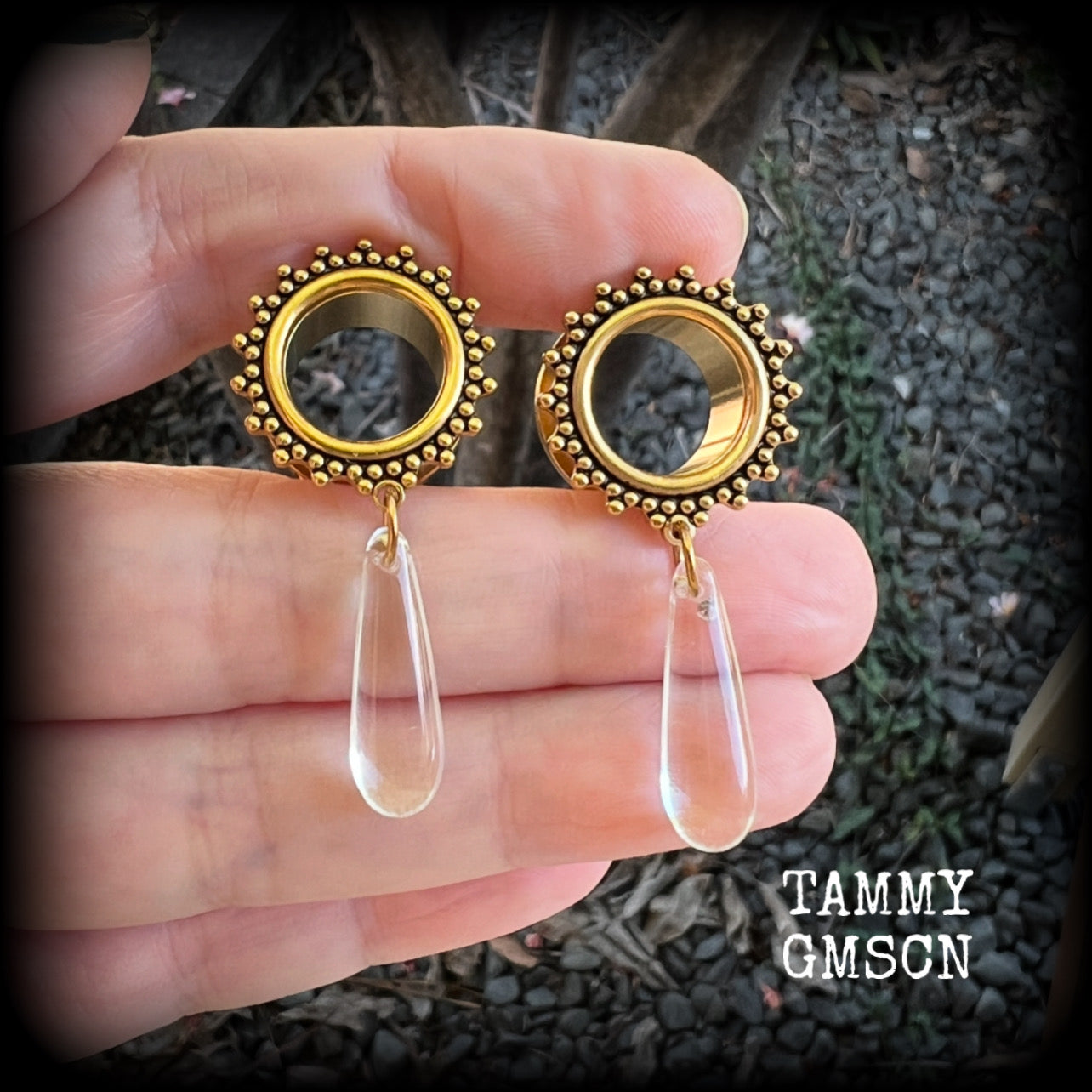 These gorgeous tunnel dangles feature beautiful glass teardrops, are light weight, weighing approx 7 grams each and measure just under 5cms from tip to tip.

This pair have been made with 9/16" (14mm) gauge ornate surgical steel screw fit tunnels.
