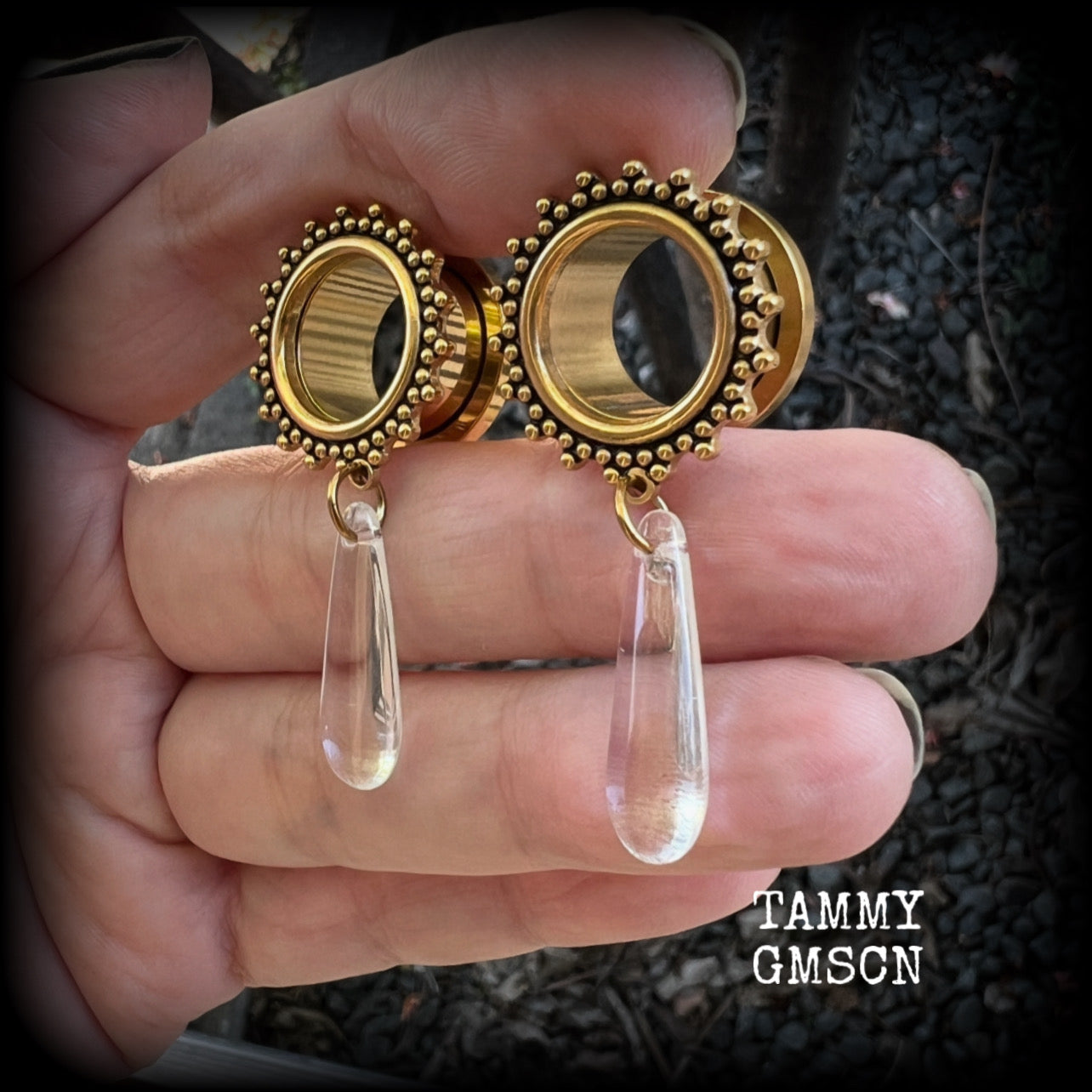 These gorgeous tunnel dangles feature beautiful glass teardrops, are light weight, weighing approx 7 grams each and measure just under 5cms from tip to tip.

This pair have been made with 9/16" (14mm) gauge ornate surgical steel screw fit tunnels.
