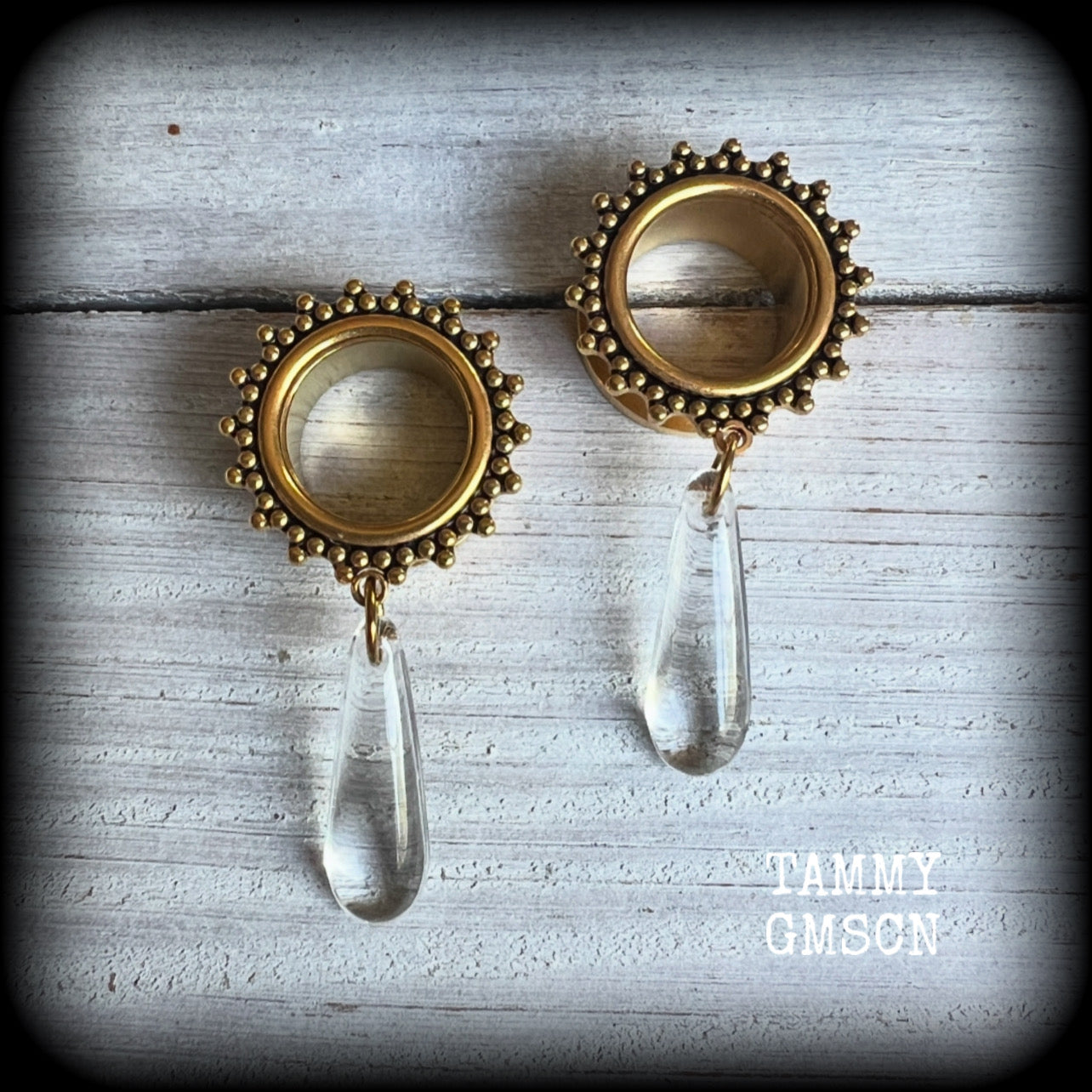 These gorgeous tunnel dangles feature beautiful glass teardrops, are light weight, weighing approx 7 grams each and measure just under 5cms from tip to tip.

This pair have been made with 9/16" (14mm) gauge ornate surgical steel screw fit tunnels.
