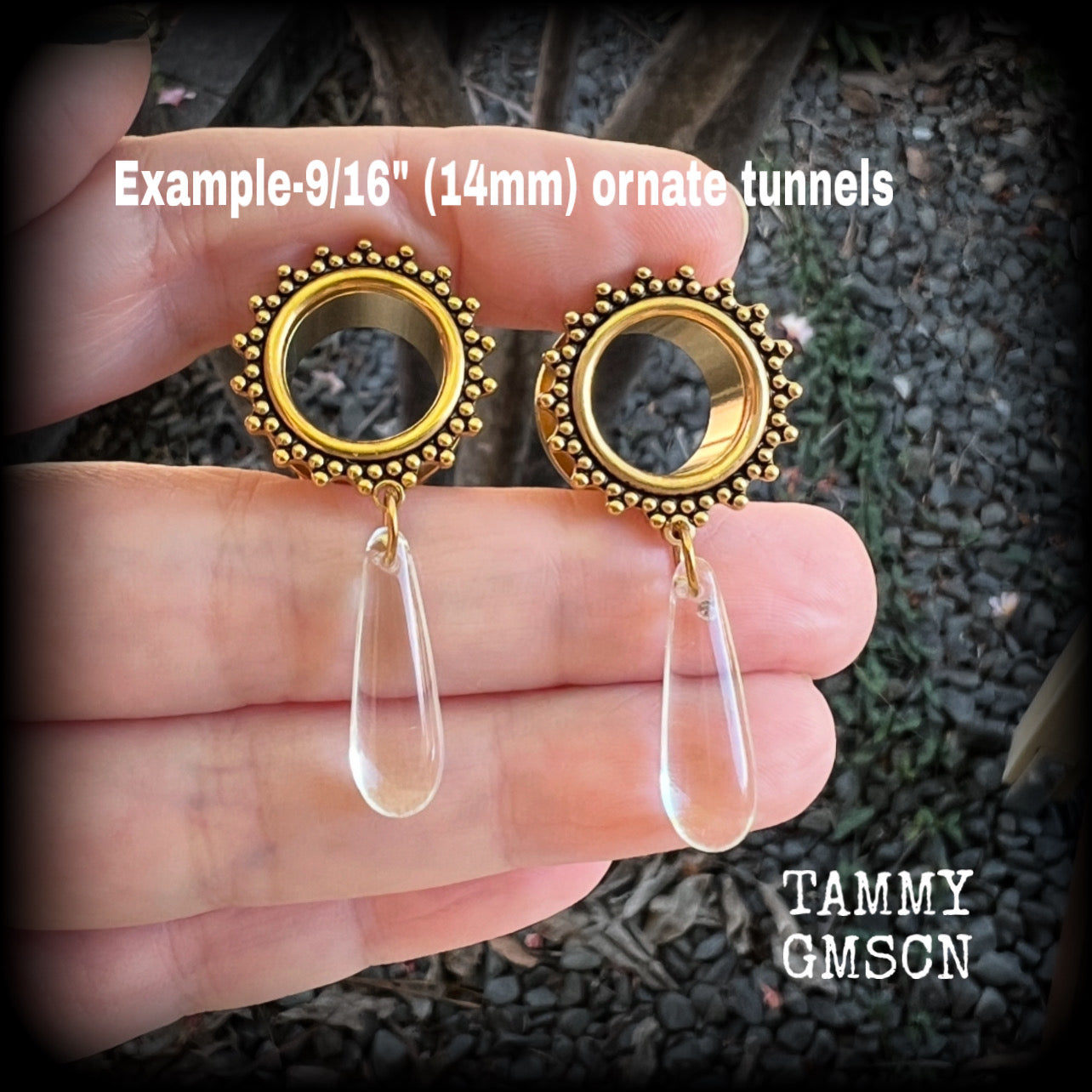 These gorgeous tunnel dangles feature beautiful glass teardrops, are light weight, weighing approx 7 grams each and measure just under 5cms from tip to tip.

This pair have been made with 9/16" (14mm) gauge ornate surgical steel screw fit tunnels.
