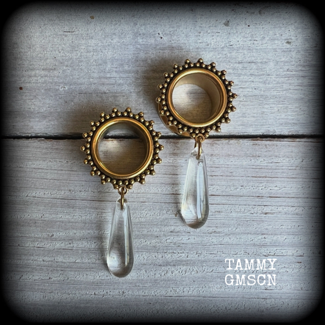 These gorgeous tunnel dangles feature beautiful glass teardrops, are light weight, weighing approx 7 grams each and measure just under 5cms from tip to tip.  This pair have been made with 9/16" (14mm) gauge ornate surgical steel screw fit tunnels.