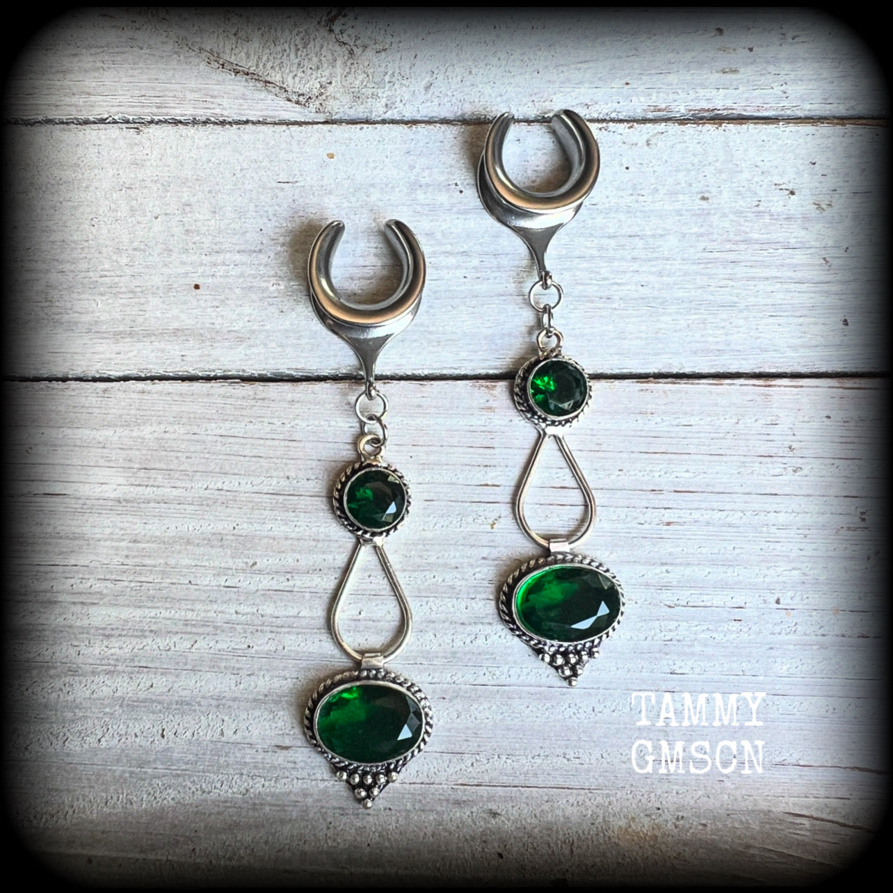 This is a pair of gorgeous dangly dark green quartz and antique silver gauged earrings, weighing approx 8 grams a piece, nice and lightweight, and measuring just over 8cms from tip to tip.  These have been made on 9/16" gauge (14mm) surgical steel cradles, suitable for stretched lobes.