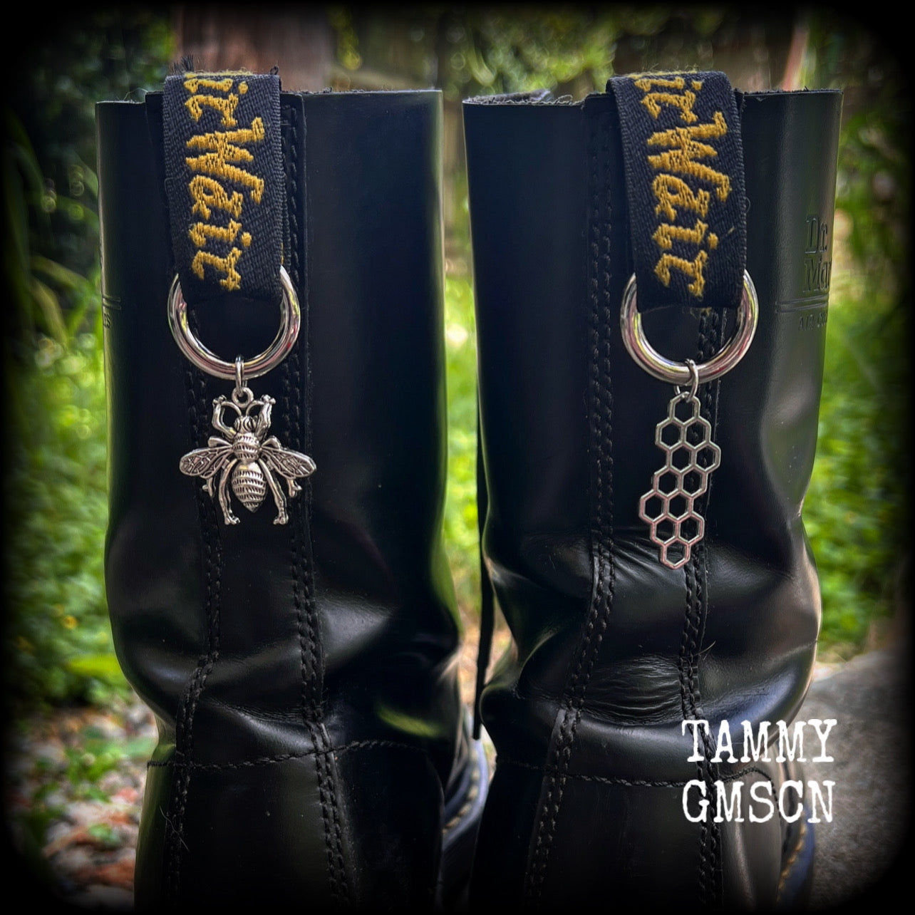 These adorable bee and beehive boot charms feature lovely litte antique silver bee and beehive charms, measuring approx 3cms across and approx 6cms from top to bottom.

Made to last, all our boot charms are made with super sturdy snap rings and strong jump rings.