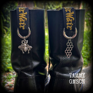 These adorable bee and beehive boot charms feature lovely litte antique silver bee and beehive charms, measuring approx 3cms across and approx 6cms from top to bottom.

Made to last, all our boot charms are made with super sturdy snap rings and strong jump rings.