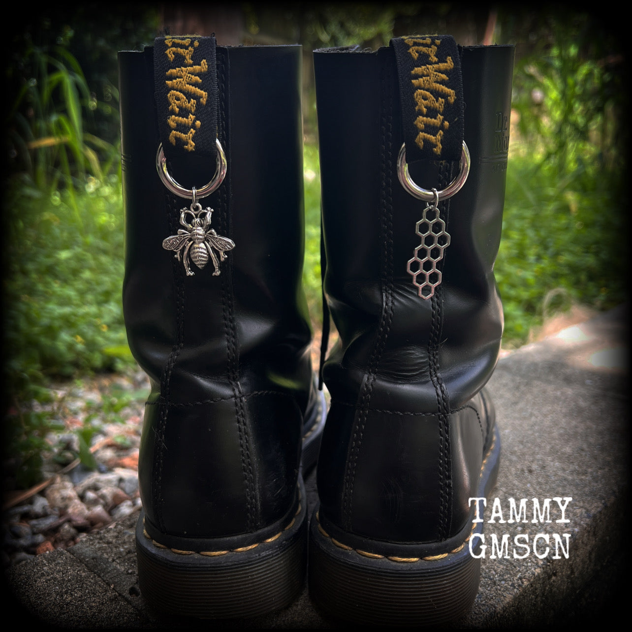 These adorable bee and beehive boot charms feature lovely litte antique silver bee and beehive charms, measuring approx 3cms across and approx 6cms from top to bottom.

Made to last, all our boot charms are made with super sturdy snap rings and strong jump rings.
