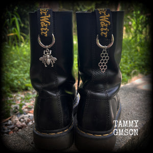 These adorable bee and beehive boot charms feature lovely litte antique silver bee and beehive charms, measuring approx 3cms across and approx 6cms from top to bottom.

Made to last, all our boot charms are made with super sturdy snap rings and strong jump rings.