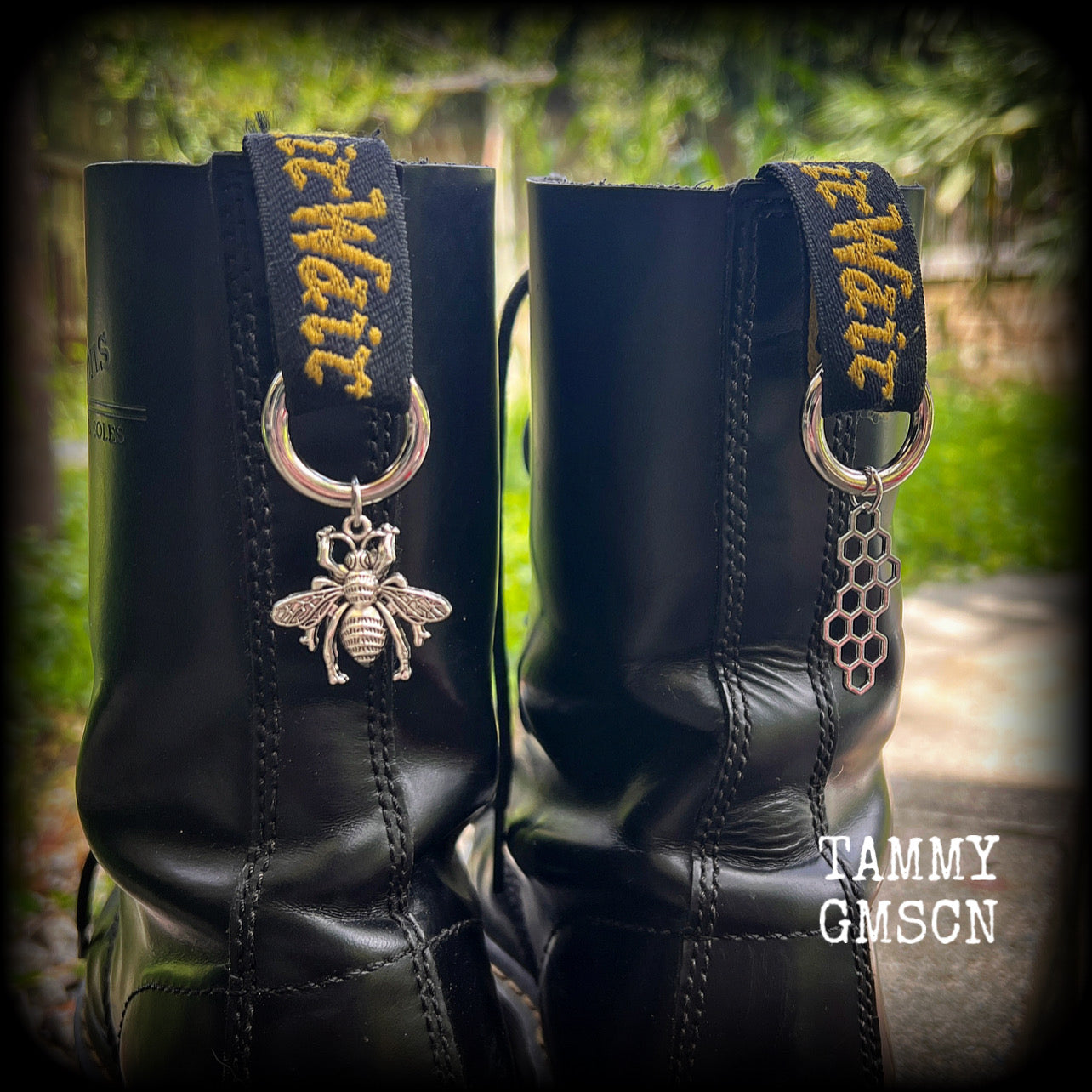 These adorable bee and beehive boot charms feature lovely litte antique silver bee and beehive charms, measuring approx 3cms across and approx 6cms from top to bottom.

Made to last, all our boot charms are made with super sturdy snap rings and strong jump rings.