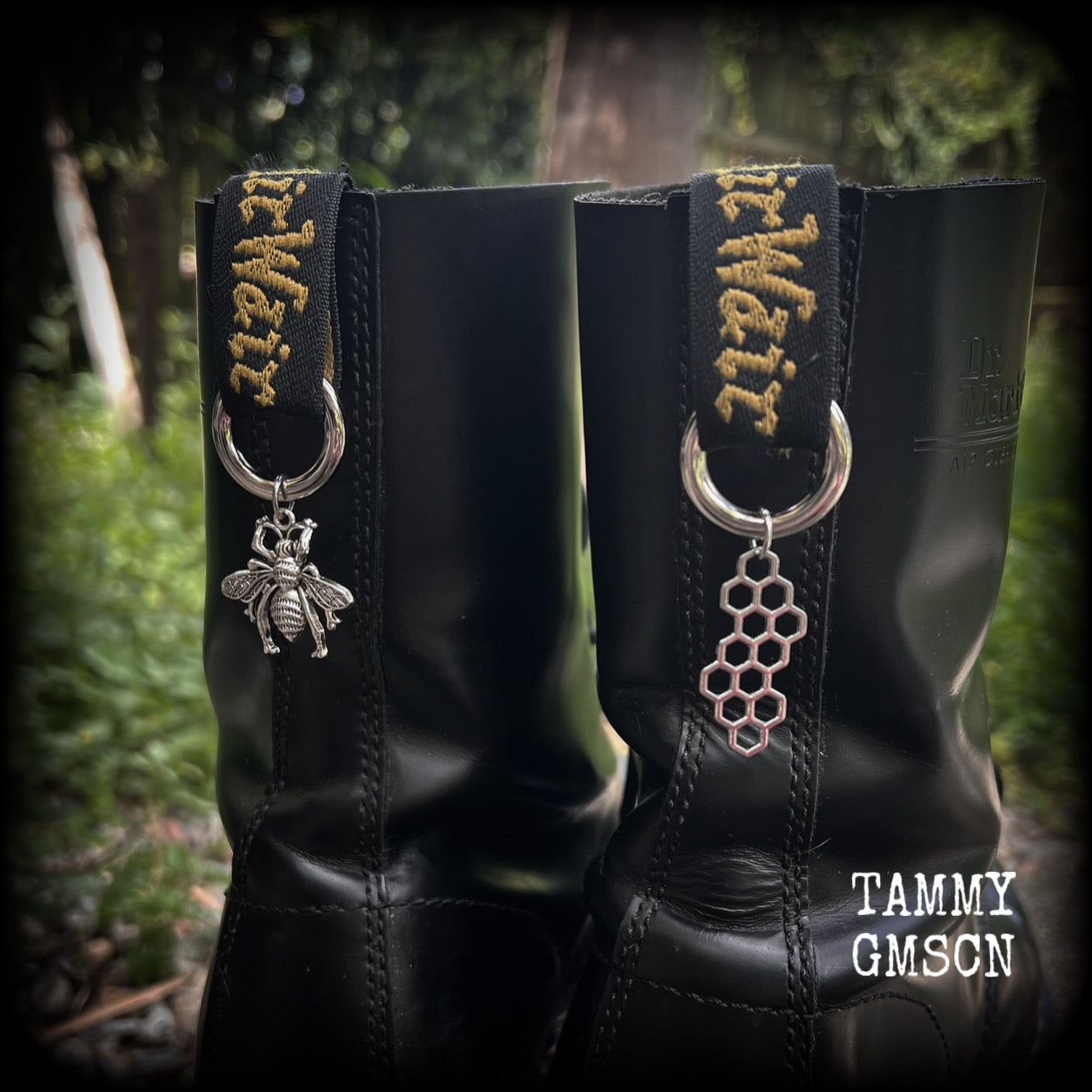 These adorable bee and beehive boot charms feature lovely litte antique silver bee and beehive charms, measuring approx 3cms across and approx 6cms from top to bottom.

Made to last, all our boot charms are made with super sturdy snap rings and strong jump rings.