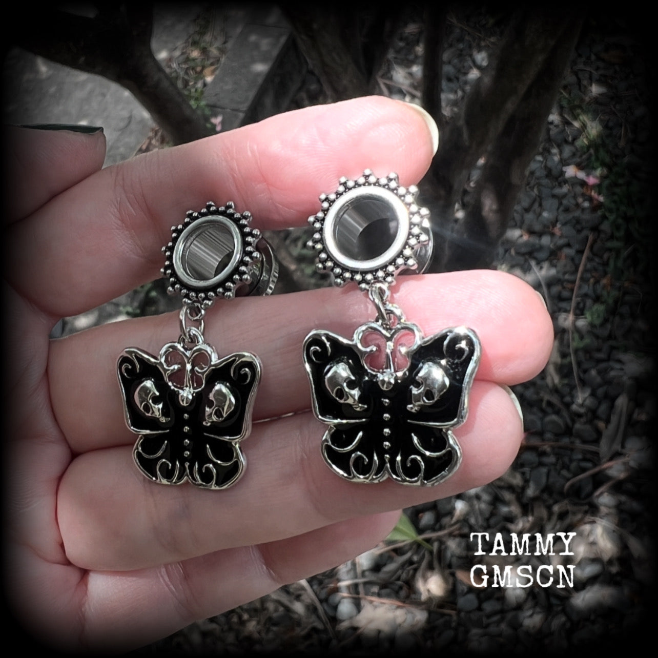 These awesome tunnel earrings feature antique silver and black enamel skull moths, are nice and light weight, weighing in at 7 grams each and measure just on 4cms from tip to tip.

This pair have been made with 00 gauge (10mm) surgical steel screw fit ornate tunnels.