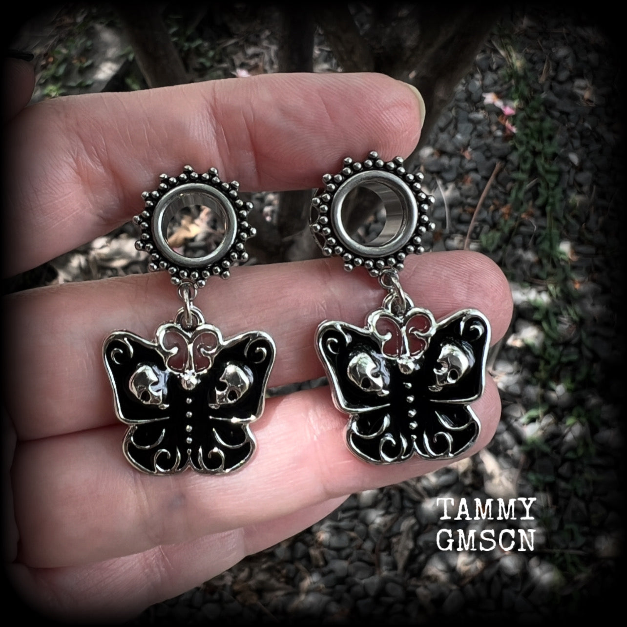 These awesome tunnel earrings feature antique silver and black enamel skull moths, are nice and light weight, weighing in at 7 grams each and measure just on 4cms from tip to tip.

This pair have been made with 00 gauge (10mm) surgical steel screw fit ornate tunnels.