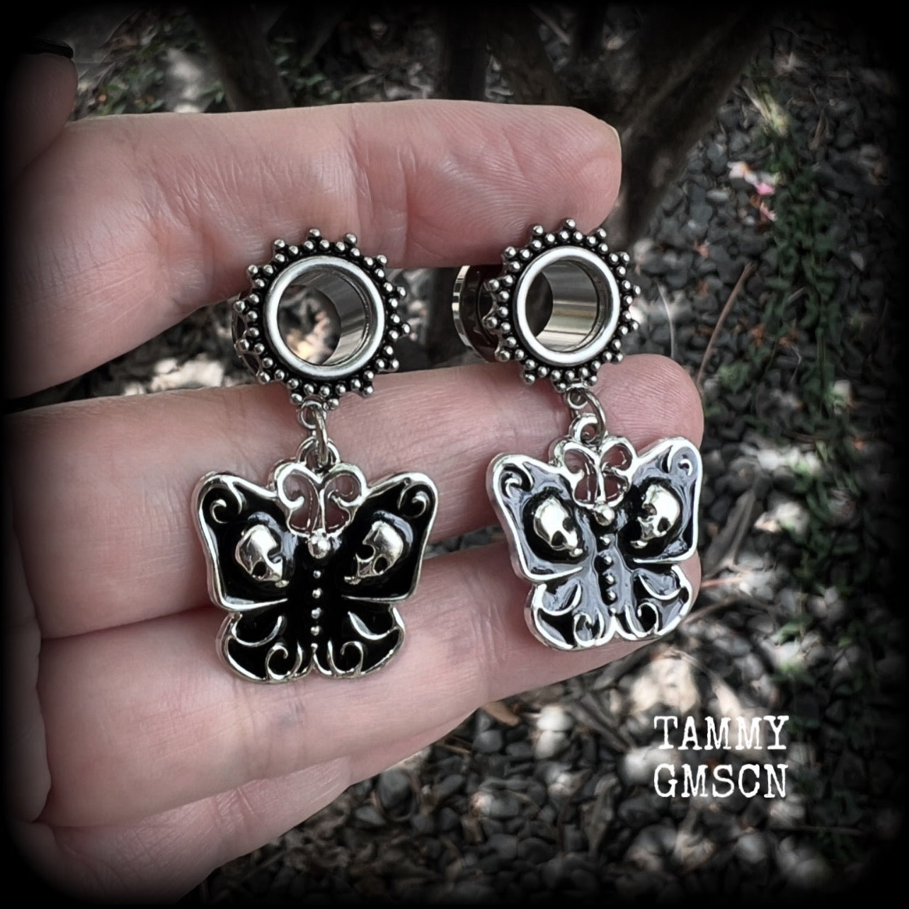 These awesome tunnel earrings feature antique silver and black enamel skull moths, are nice and light weight, weighing in at 7 grams each and measure just on 4cms from tip to tip.

This pair have been made with 00 gauge (10mm) surgical steel screw fit ornate tunnels.
