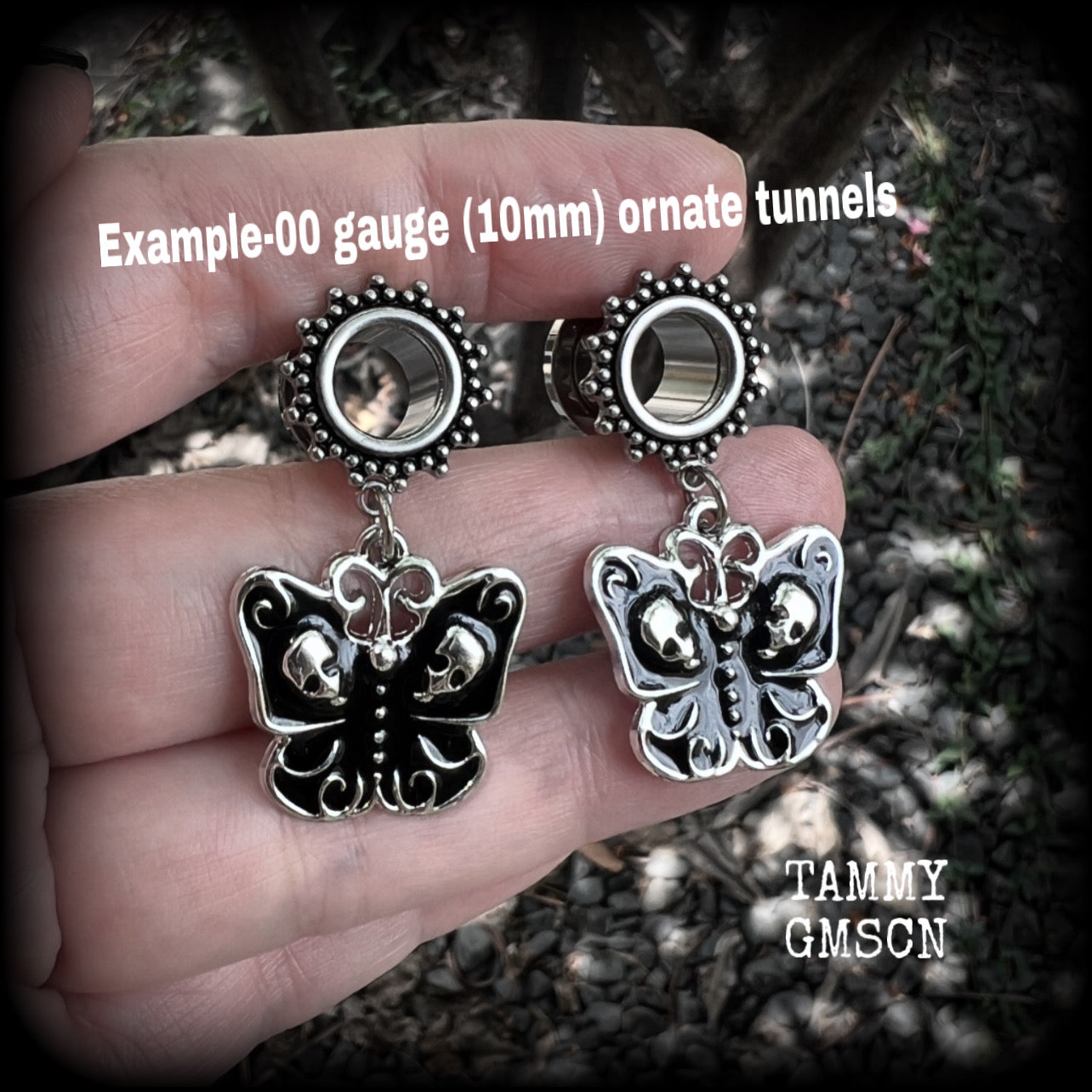 These awesome tunnel earrings feature antique silver and black enamel skull moths, are nice and light weight, weighing in at 7 grams each and measure just on 4cms from tip to tip.

This pair have been made with 00 gauge (10mm) surgical steel screw fit ornate tunnels.