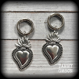 These gorgeous boot charms feature antique silver sacred heart charms, measuring 3cms across and just under 7.5 from top to bottom.

Made to last, all our boot charms are made with super sturdy Rhodium snap rings and strong jump rings. They wont come off and they will not rust!