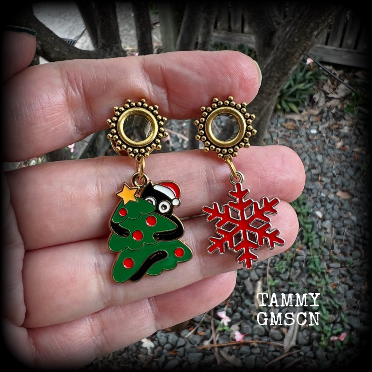 These gorgeous tunnel earrings feature a mischevious black cat playing with a christmas lights and red snowflake, are nice and lightweight at only 7 grams each and measure approx 5cms from tip to tip.  This pair has been made on 9/16" (14mm) gauge ornate surgical steel screw fit tunnels.