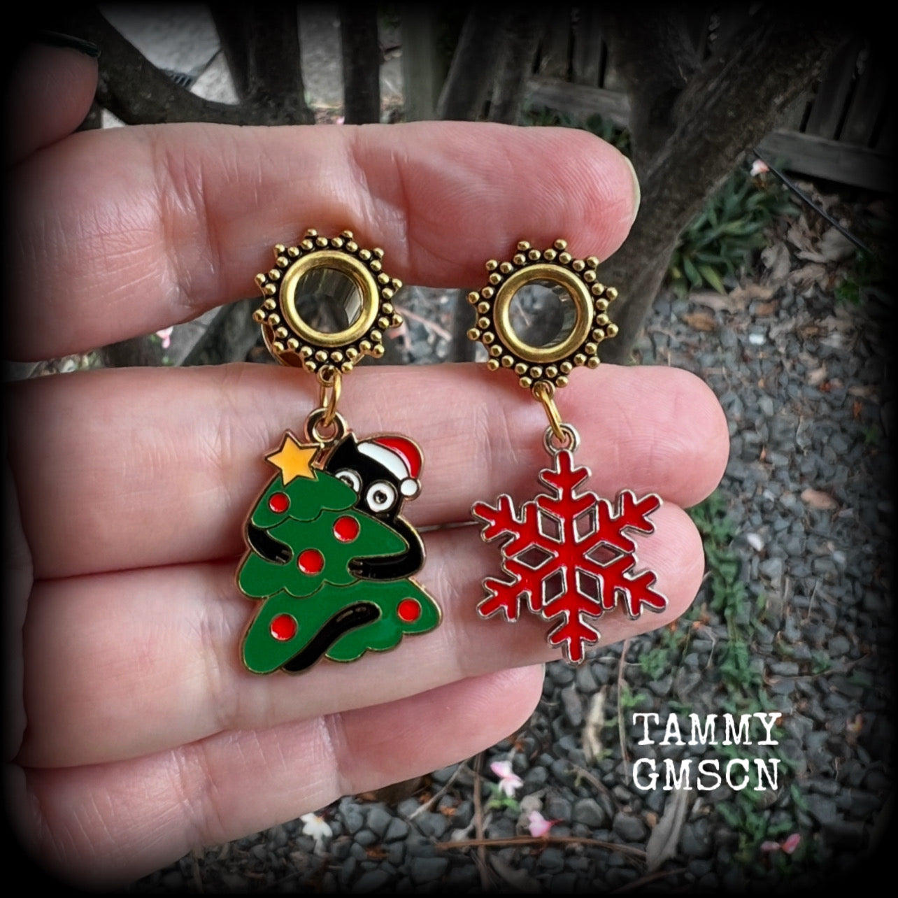 These gorgeous tunnel earrings feature a mischevious black cat playing with a christmas lights and red snowflake, are nice and lightweight at only 7 grams each and measure approx 5cms from tip to tip.  This pair has been made on 9/16" (14mm) gauge ornate surgical steel screw fit tunnels.