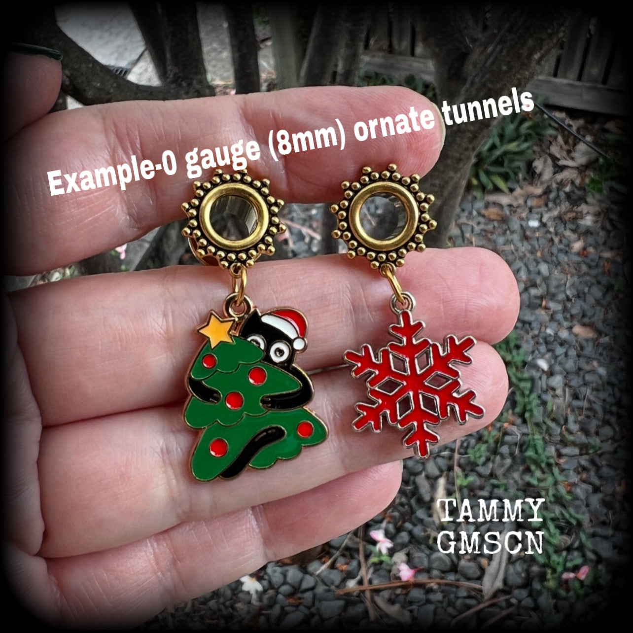 These gorgeous tunnel earrings feature a mischevious black cat playing with a christmas lights and red snowflake, are nice and lightweight at only 7 grams each and measure approx 5cms from tip to tip.  This pair has been made on 9/16" (14mm) gauge ornate surgical steel screw fit tunnels.