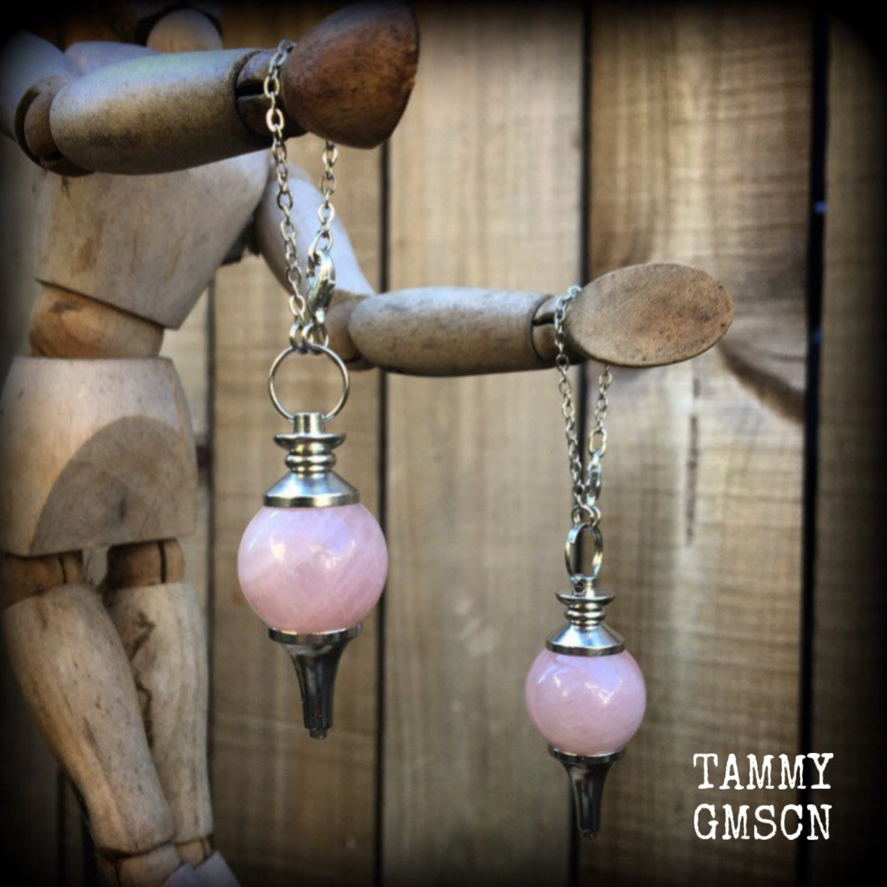 These beautiful gemstone earrings feature dusty pink rose quartz pendulums, nice and dangly, measuring just on 8cms and weighing approx 16 grams a piece.
