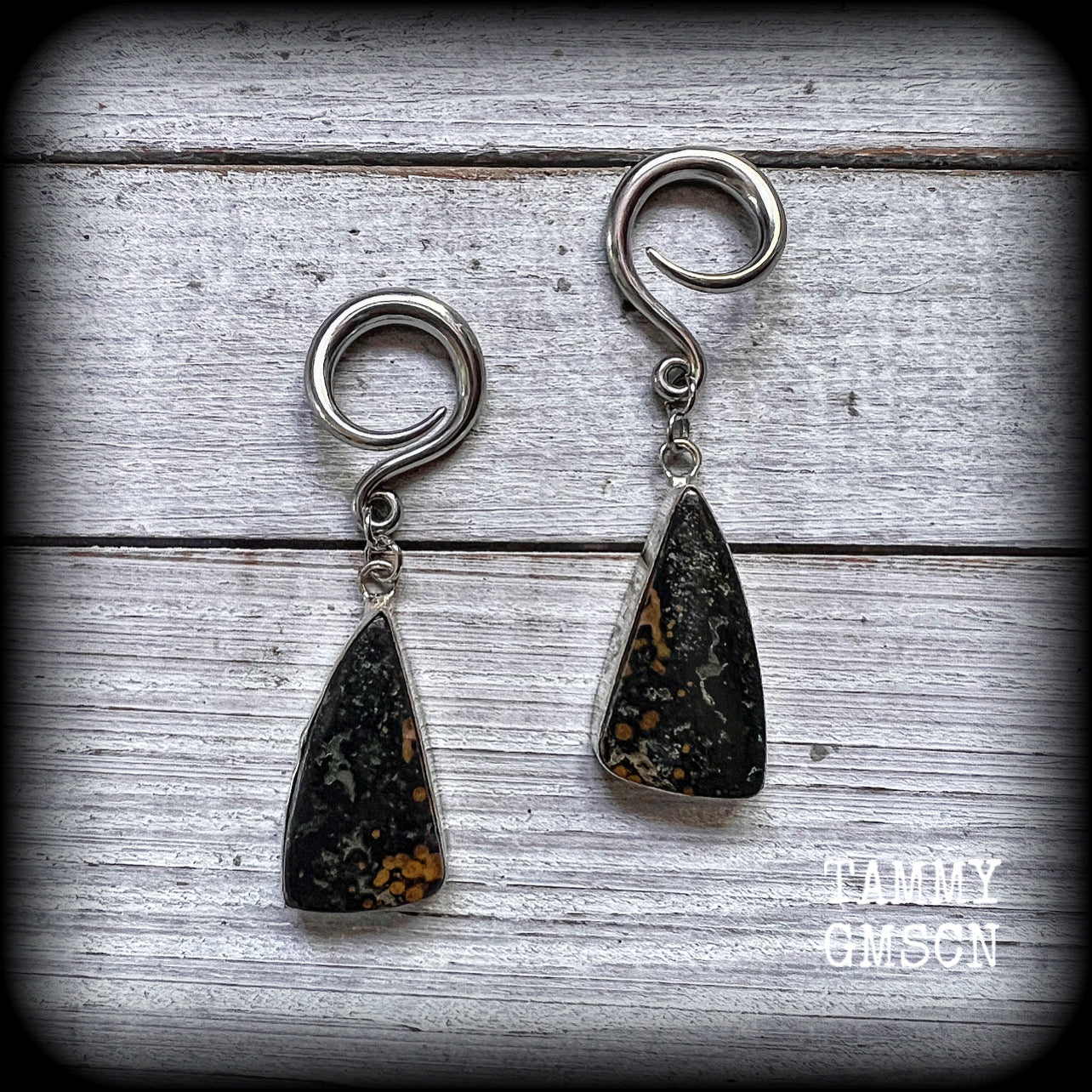 Featuring gorgeous polished ocean jasper gemstones, these beautiful gauged earrings weigh in at 9 grams a piece, and are nice and dangly at just over on 6cms from tip to tip.
This pair has been made on 6 gauge (4mm) surgical steel full curl hooks, to be worn in stretched lobes.