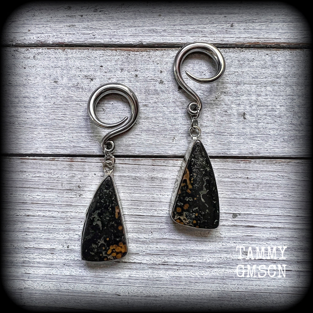 Featuring gorgeous polished ocean jasper gemstones, these beautiful gauged earrings weigh in at 9 grams a piece, and are nice and dangly at just over on 6cms from tip to tip.
This pair has been made on 6 gauge (4mm) surgical steel full curl hooks, to be worn in stretched lobes.