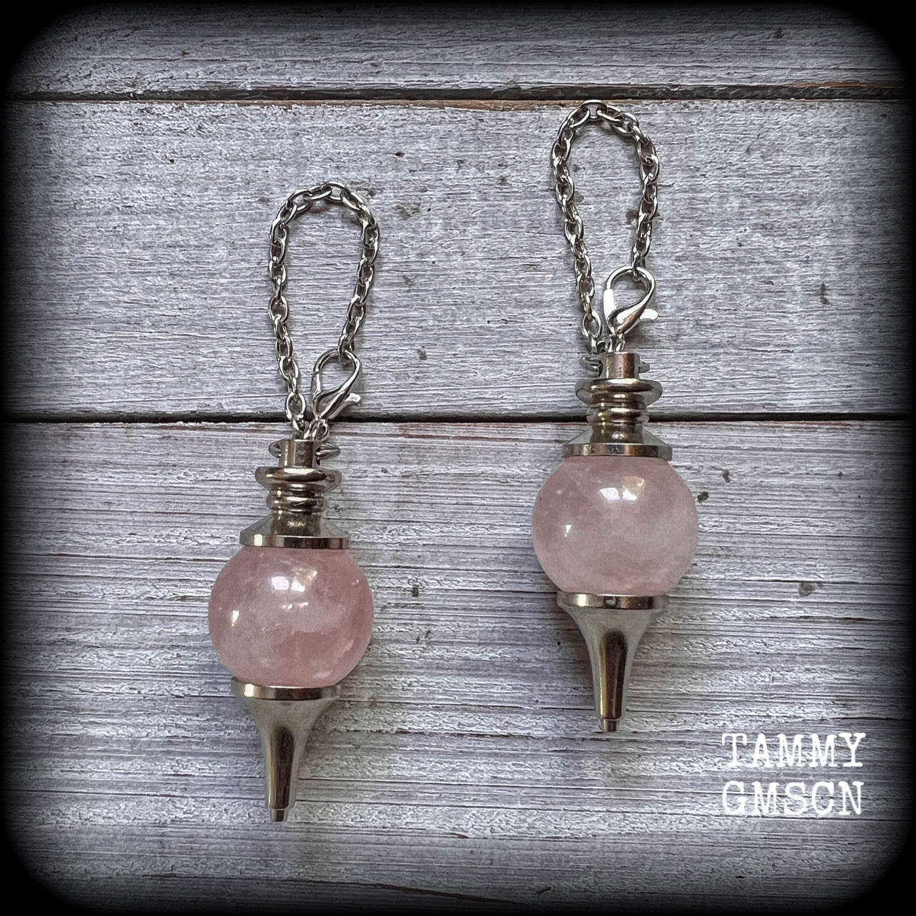 These beautiful gemstone earrings feature dusty pink rose quartz pendulums, nice and dangly, measuring just on 8cms and weighing approx 16 grams a piece.
