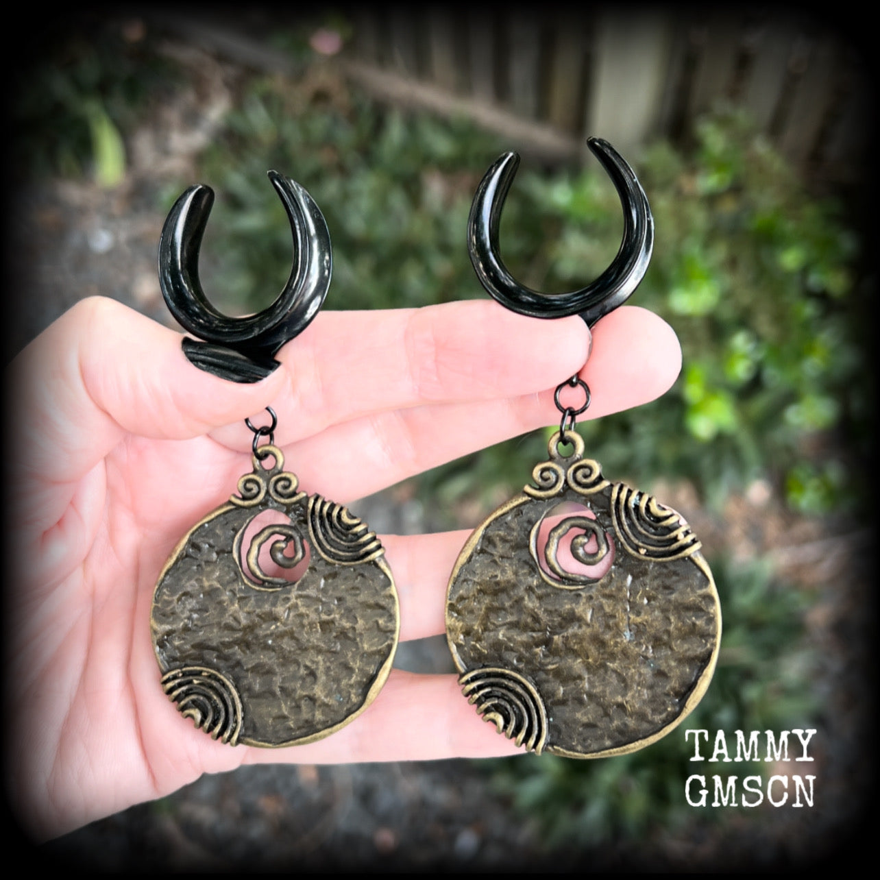 This pair of gauged earrings features big beautiful antique bronze tribal discs, lovely and dangly measuring just under 10cms from tip to tip and weighing in at 22 grams a piece.

This pair has been made on 3/4” gauge (19mm) surgical steel cradles, suitable for stretched lobes.