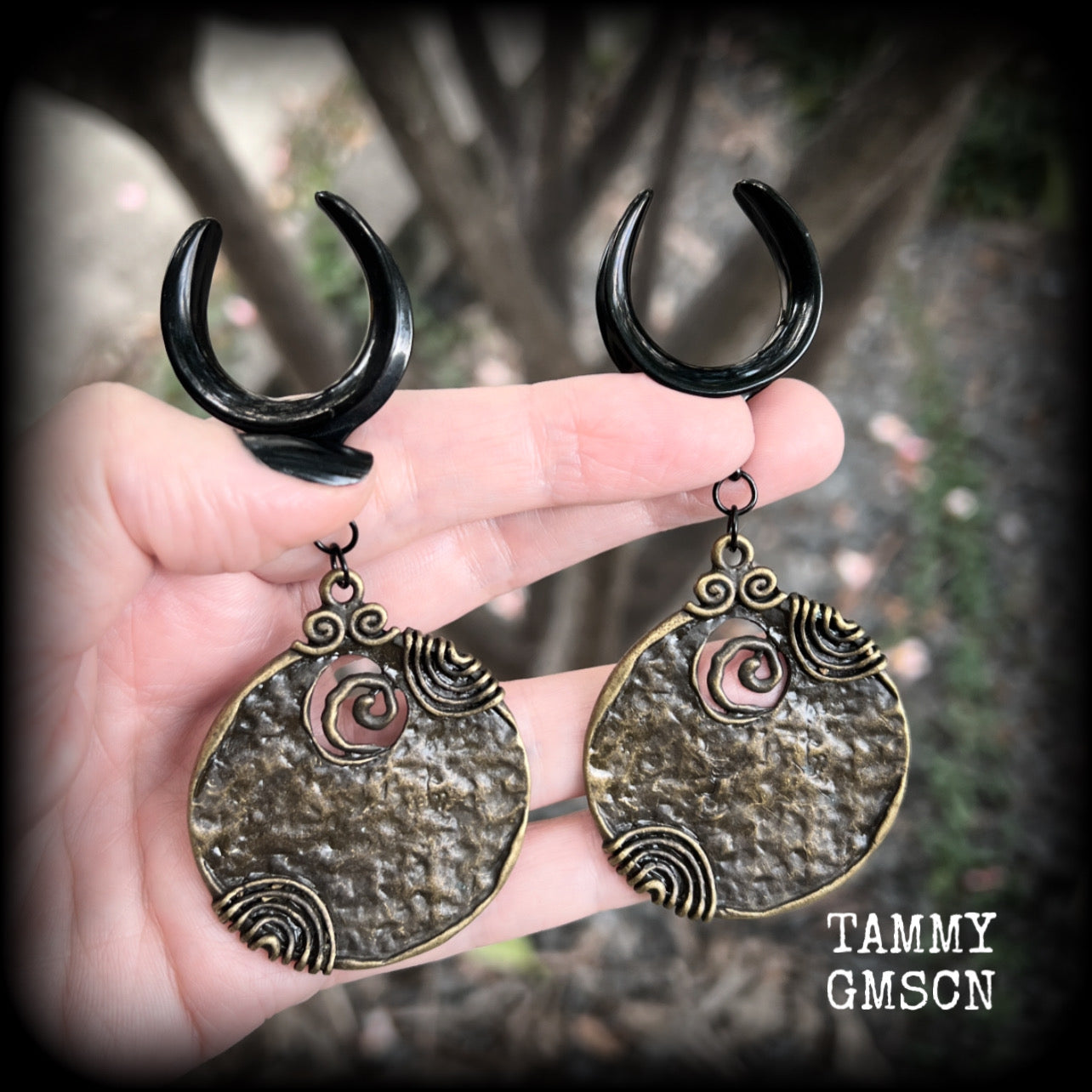 This pair of gauged earrings features big beautiful antique bronze tribal discs, lovely and dangly measuring just under 10cms from tip to tip and weighing in at 22 grams a piece.

This pair has been made on 3/4” gauge (19mm) surgical steel cradles, suitable for stretched lobes.