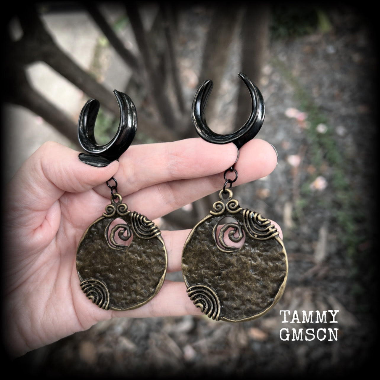 This pair of gauged earrings features big beautiful antique bronze tribal discs, lovely and dangly measuring just under 10cms from tip to tip and weighing in at 22 grams a piece.

This pair has been made on 3/4” gauge (19mm) surgical steel cradles, suitable for stretched lobes.
