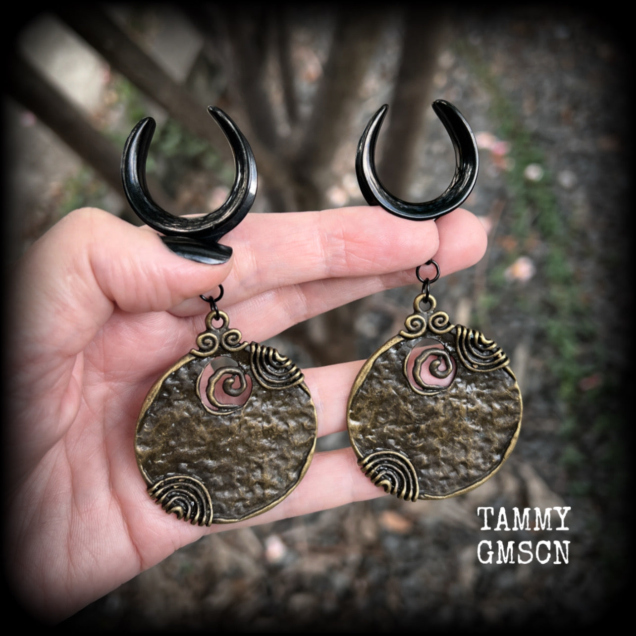 This pair of gauged earrings features big beautiful antique bronze tribal discs, lovely and dangly measuring just under 10cms from tip to tip and weighing in at 22 grams a piece.

This pair has been made on 3/4” gauge (19mm) surgical steel cradles, suitable for stretched lobes.
