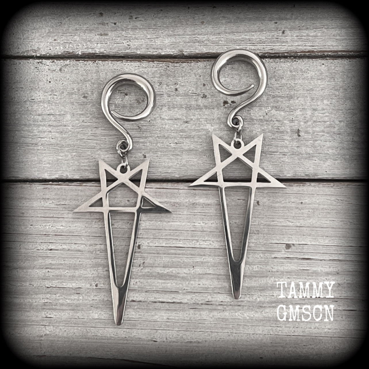 These gauged earrings are beautiful!! Featuring elongated stainless steel inverted pentagrams, these earrings measure just on 8 from tip to tip, and weigh approx 7 grams each.
This pair have been made on 6 gauge (4mm) surgical steel full curl hooks, suitable for stretched lobes.
