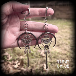 These gorgeous antique silver 'Moth and moon" gauged earrings feature an antique silver moth pendant sitting atop a black inverted crescent moon charm, dripping with antique silver teardrops.
Measuring just under 11cms, weighing approx 11 grams each.