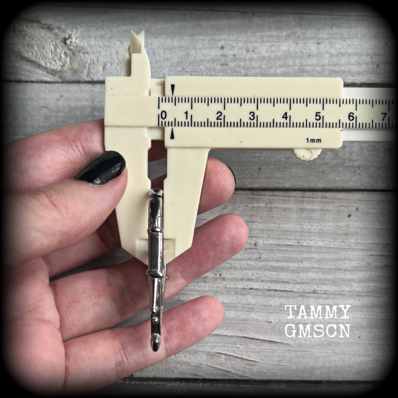 These gorgeous gothic tunnel earrings feature a beautiful antique silver ornate gothic cathedral architectural arch, measuring just on 5cms from tip to tip, and weighing approx 10 grams each.  These are suitable to be worn in naked stretched lobes from 6 gauge (4mm), and will fit comfortably in silicone earlets or tunnels from 2 gauge (6mm).