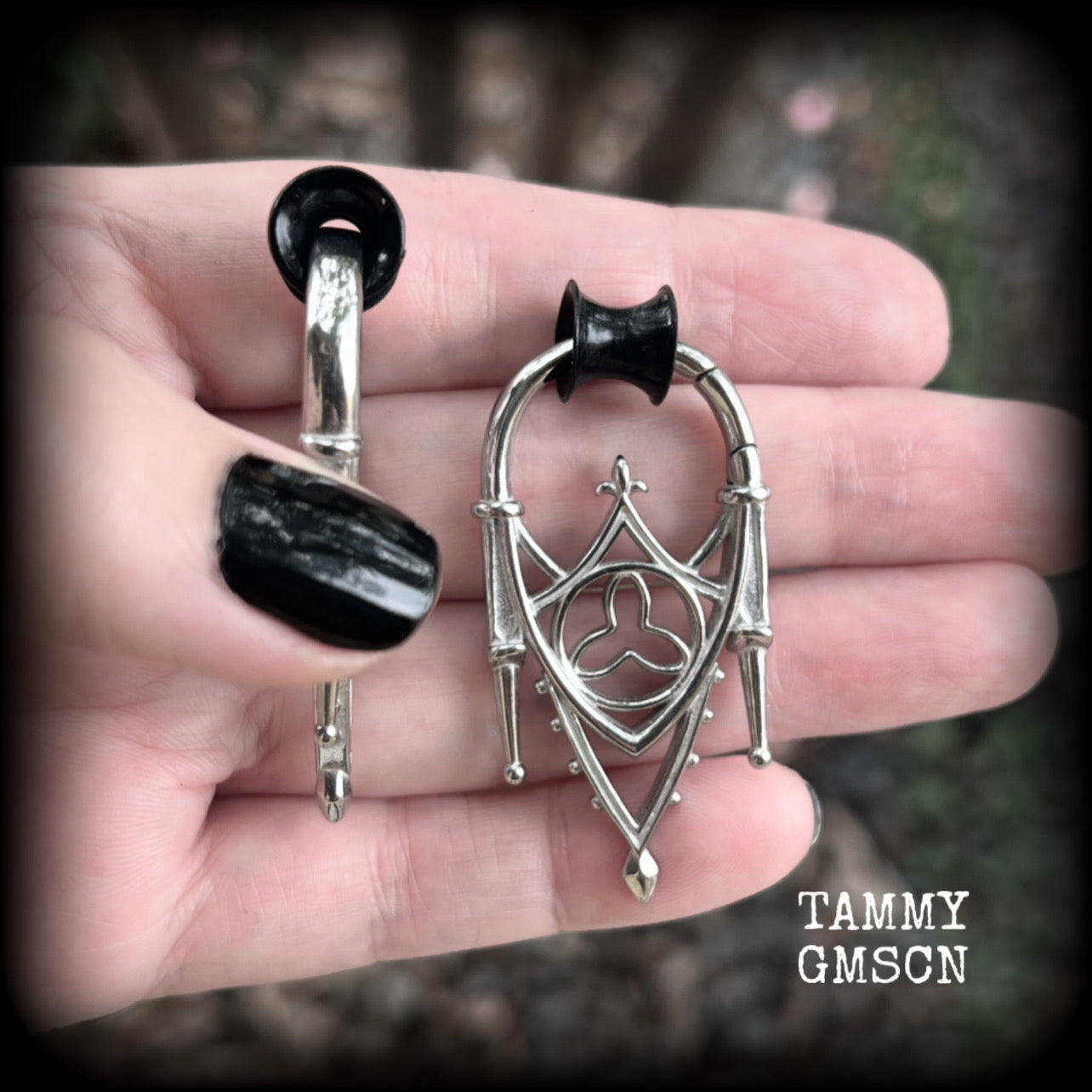 These gorgeous gothic tunnel earrings feature a beautiful antique silver ornate gothic cathedral architectural arch, measuring just on 5cms from tip to tip, and weighing approx 10 grams each.  These are suitable to be worn in naked stretched lobes from 6 gauge (4mm), and will fit comfortably in silicone earlets or tunnels from 2 gauge (6mm).