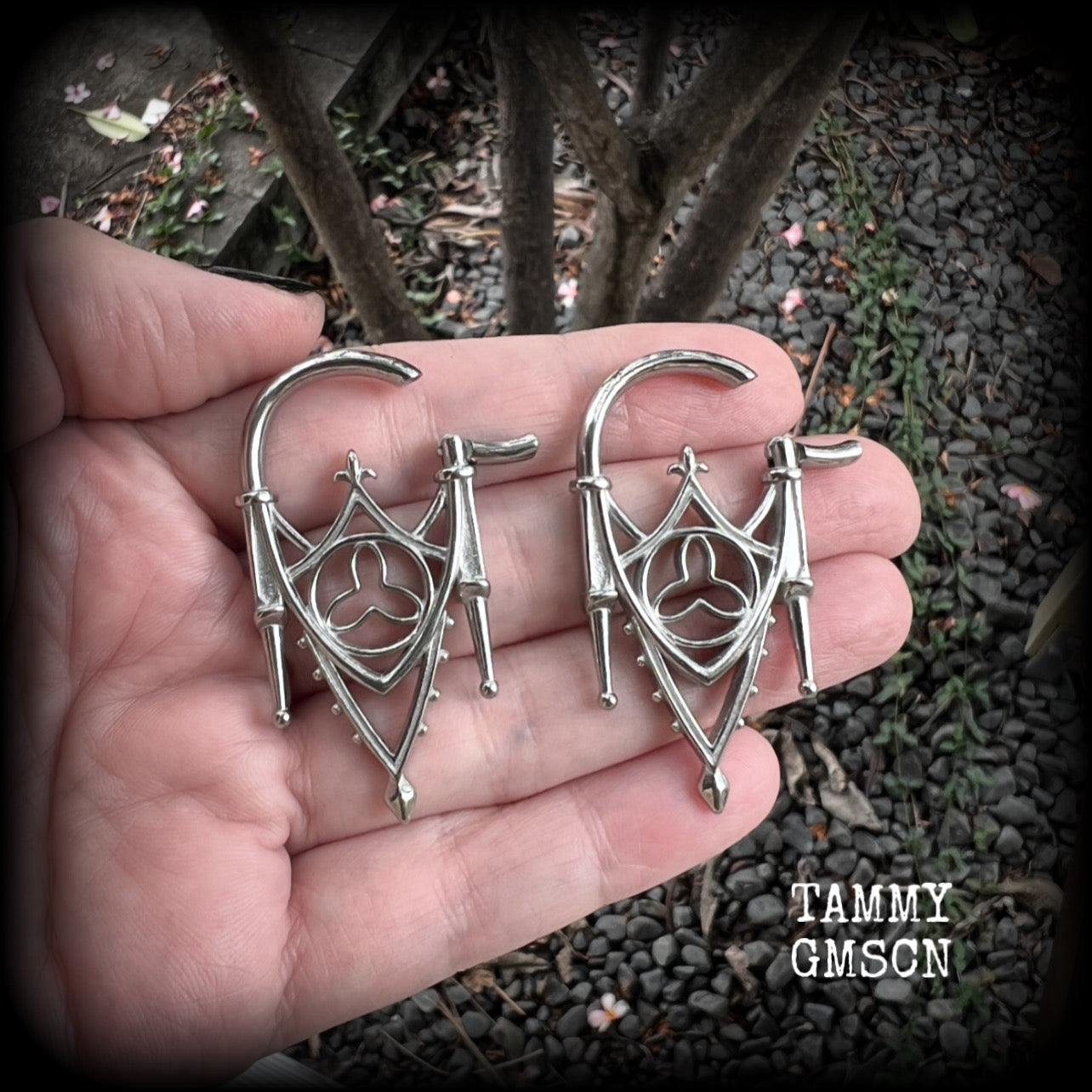 These gorgeous gothic tunnel earrings feature a beautiful antique silver ornate gothic cathedral architectural arch, measuring just on 5cms from tip to tip, and weighing approx 10 grams each.  These are suitable to be worn in naked stretched lobes from 6 gauge (4mm), and will fit comfortably in silicone earlets or tunnels from 2 gauge (6mm).