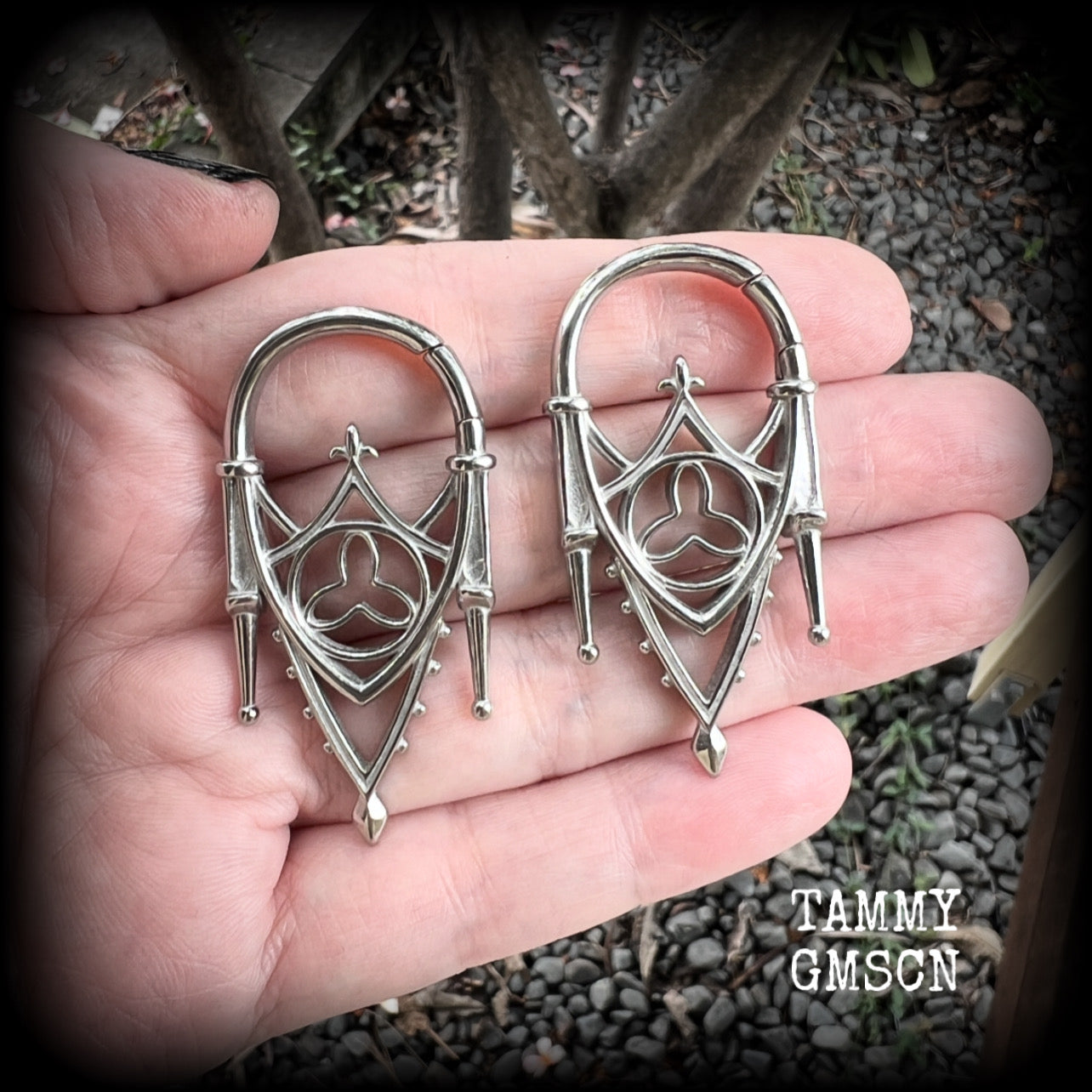 These gorgeous gothic tunnel earrings feature a beautiful antique silver ornate gothic cathedral architectural arch, measuring just on 5cms from tip to tip, and weighing approx 10 grams each.  These are suitable to be worn in naked stretched lobes from 6 gauge (4mm), and will fit comfortably in silicone earlets or tunnels from 2 gauge (6mm).