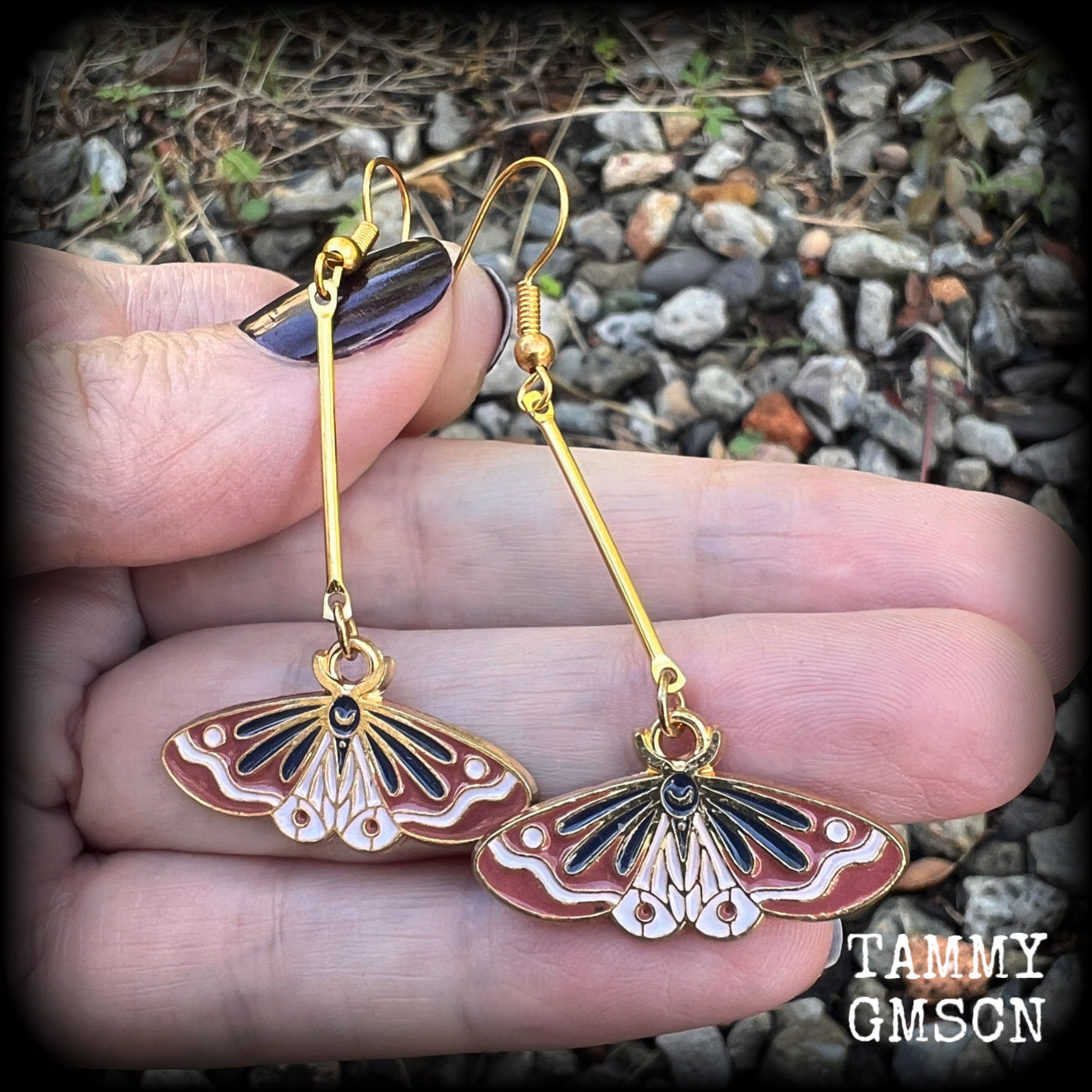 These cute little burnt orange and beige antique gold and enamel butterfly earrings measure in at just on 5.5cms from tip to tip, are nice and light weighing only a few grams each, made with antique gold french hooks, suitable for pierced ears.
