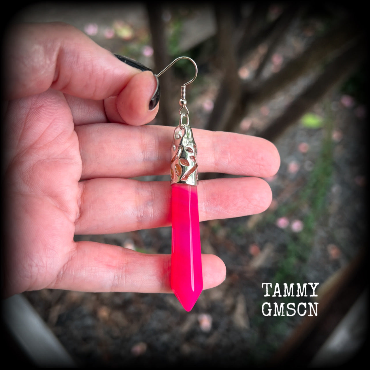 This listing is for a SINGLE hot pink agate earring, measuring just under 10cms from tip to tip and weighing in at 14 grams a piece.

This earring has been made with a stainless steel french hook-for pierced ears.