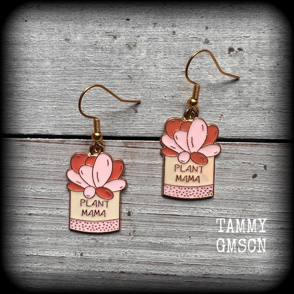 These quirky earrings feature an antique gold and enamel potted ‘PLANT MAMA’ plant, measuring just on 5cms from top to bottom, and weighing only a few grams each.
This pair has been made on antique gold french hooks, suitable for pierced ears.

